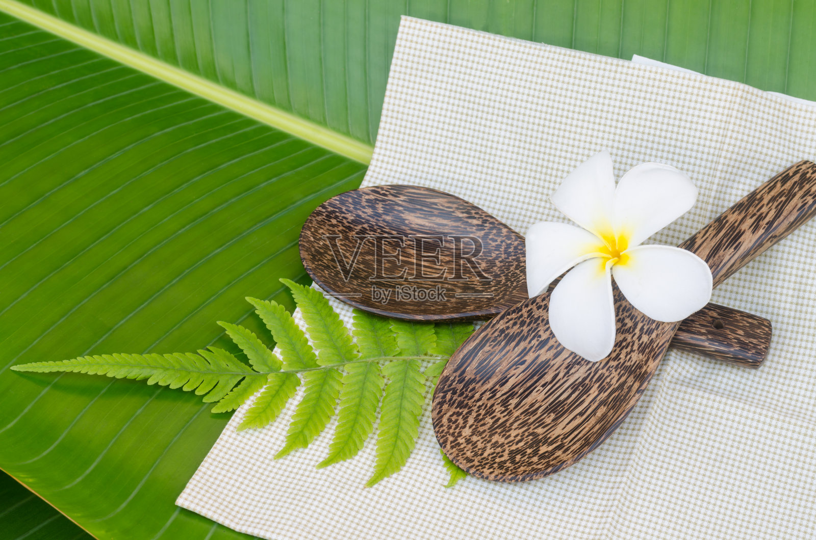 芭蕉叶上的棕榈糖米勺照片摄影图片