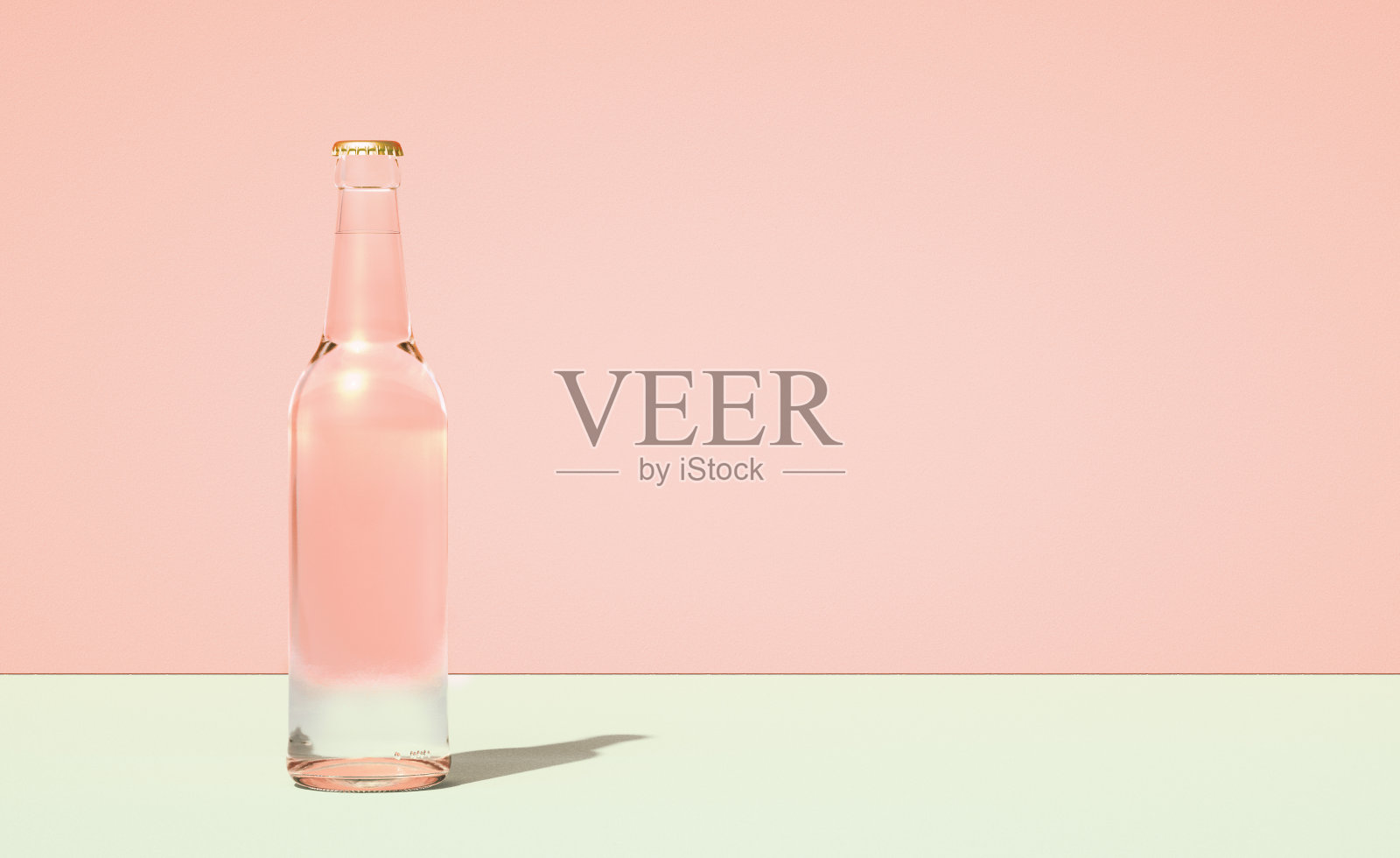 玻璃啤酒瓶横分双色复古粉彩和绿色背景。照片摄影图片