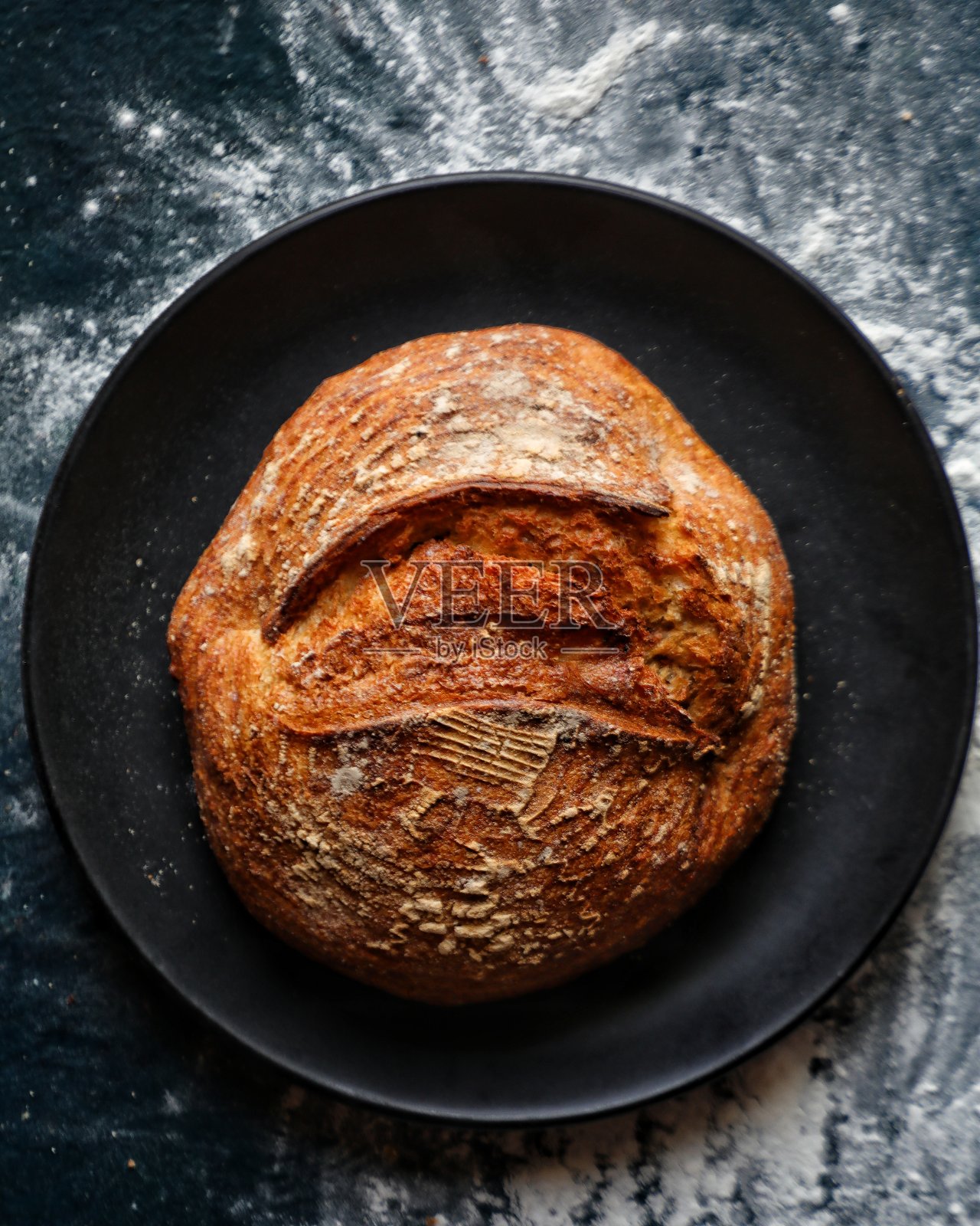 在盘子里的酸面包照片摄影图片