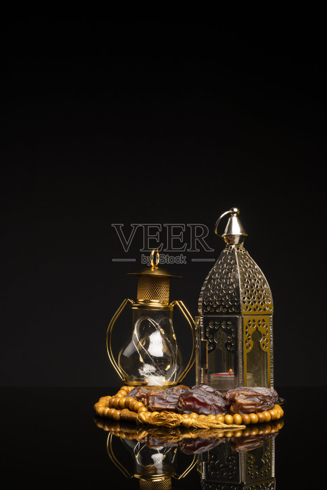 深色背景中的阿拉伯伊斯兰灯笼照片摄影图片