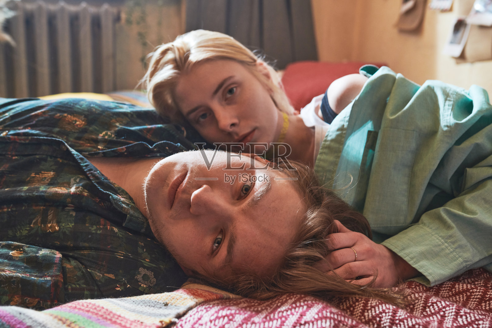 年轻夫妇在床上休息照片摄影图片