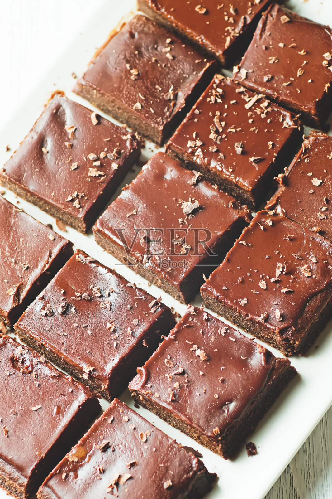 盘子里有几块布朗尼巧克力。照片摄影图片