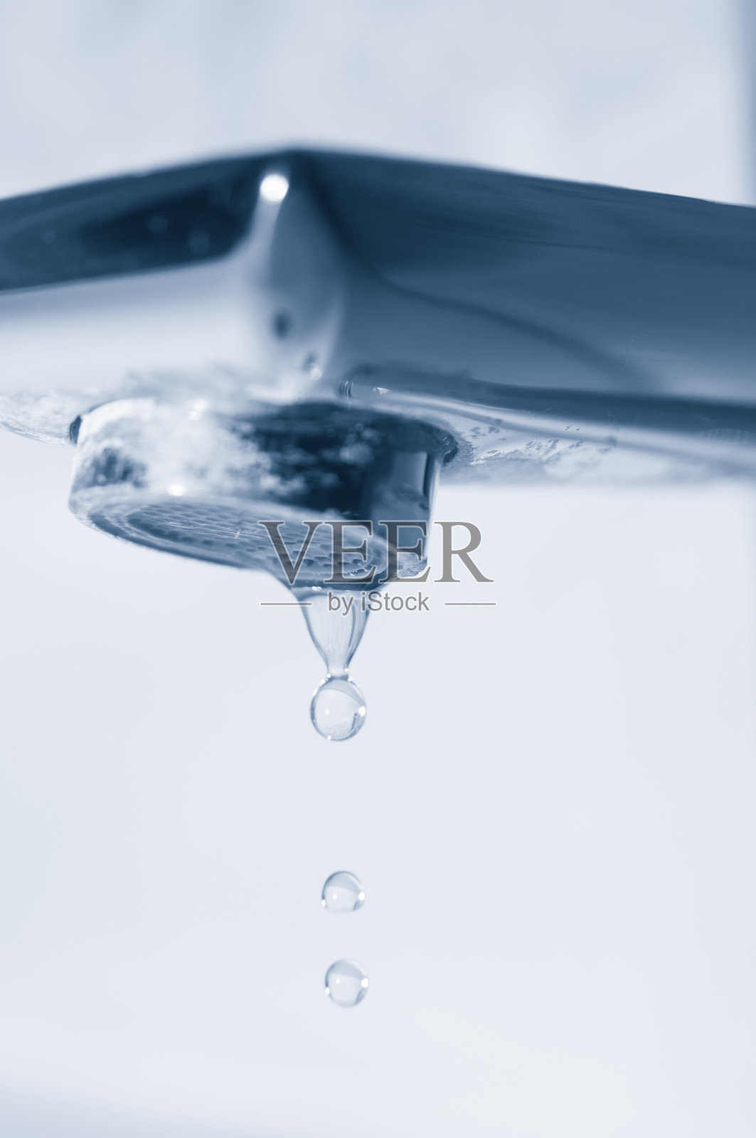 水滴和金属水龙头关闭照片摄影图片