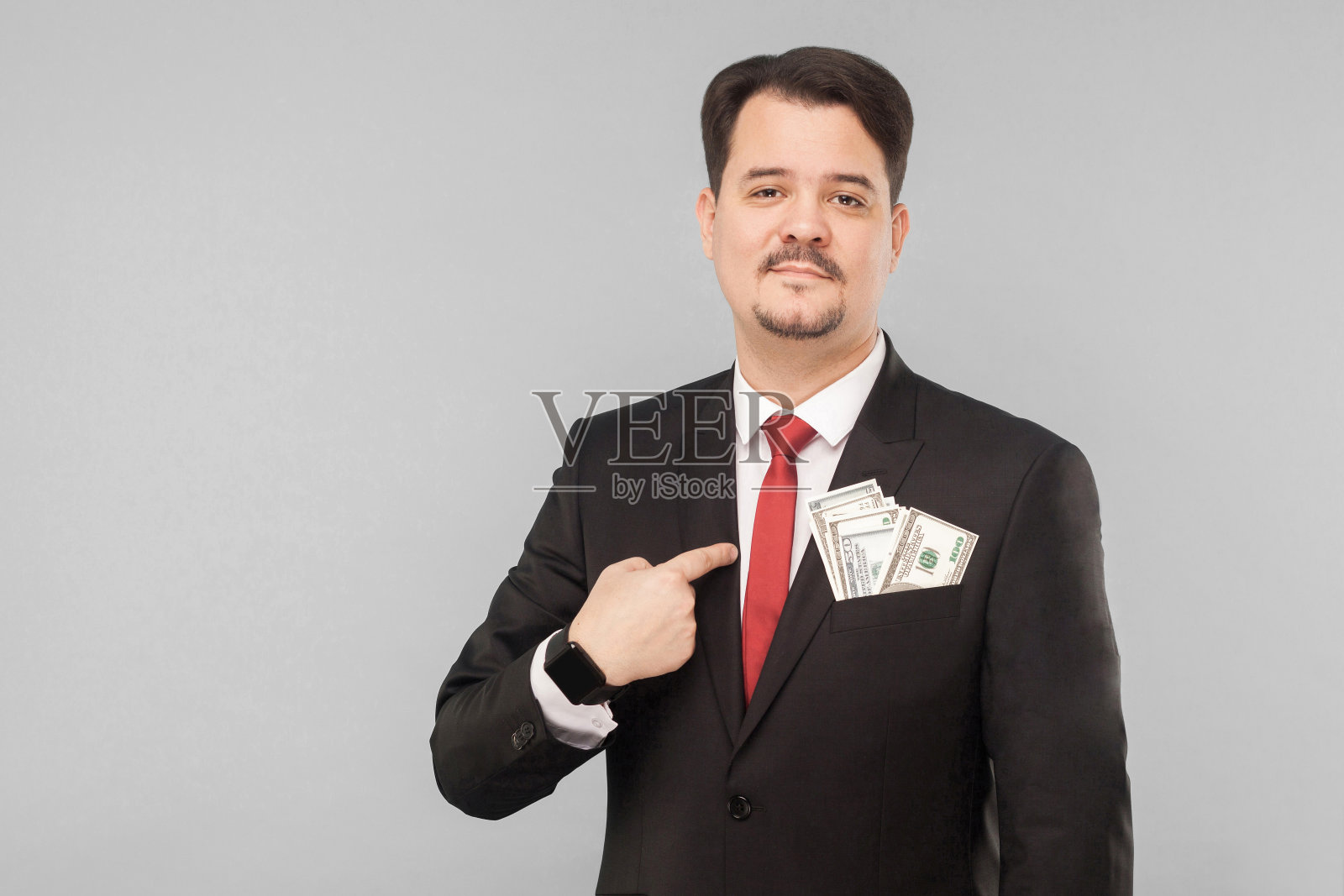 商人指着自己口袋里的钱照片摄影图片