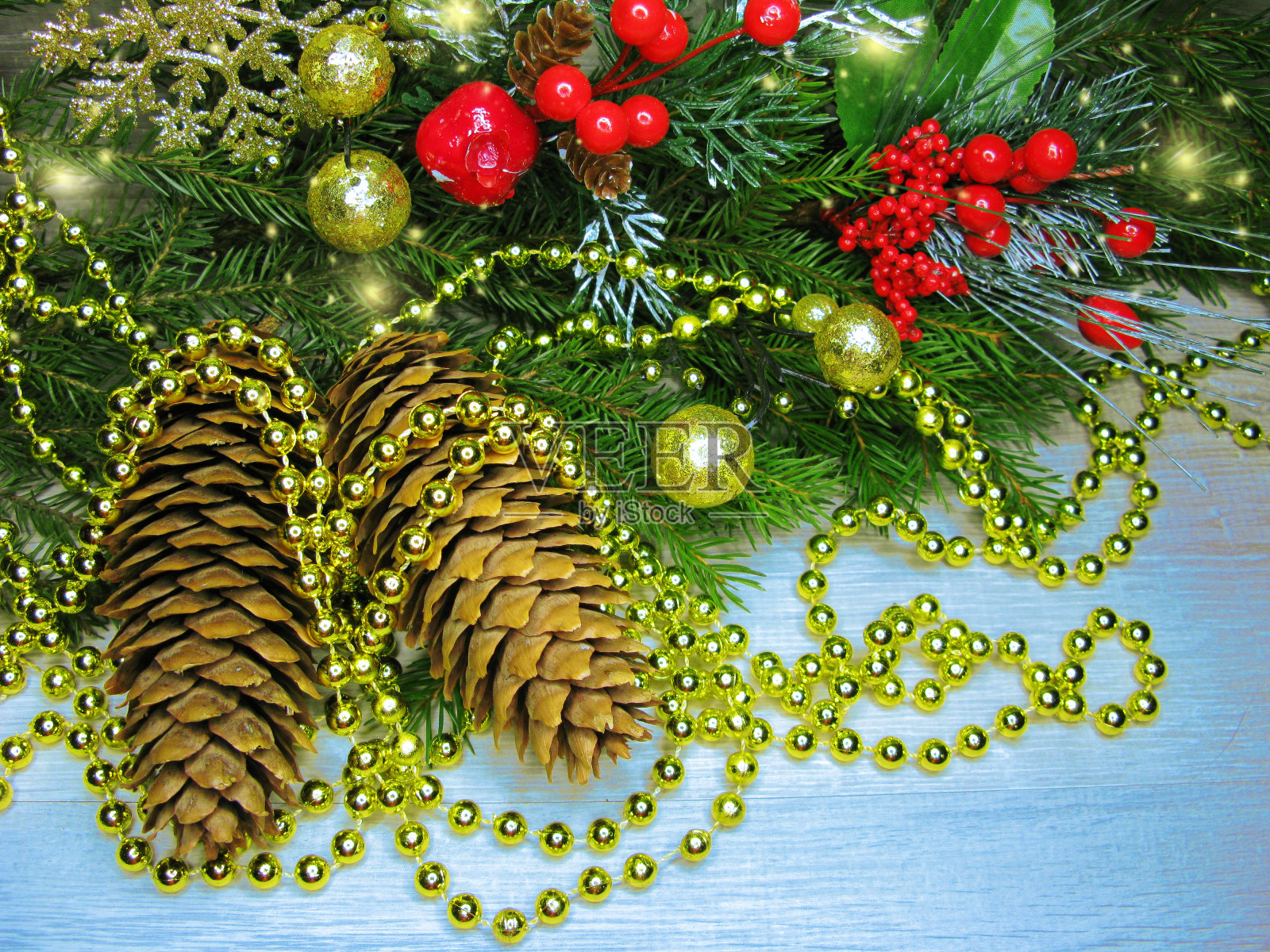 圣诞背景和圆锥体装饰用杉木树枝木板照片摄影图片