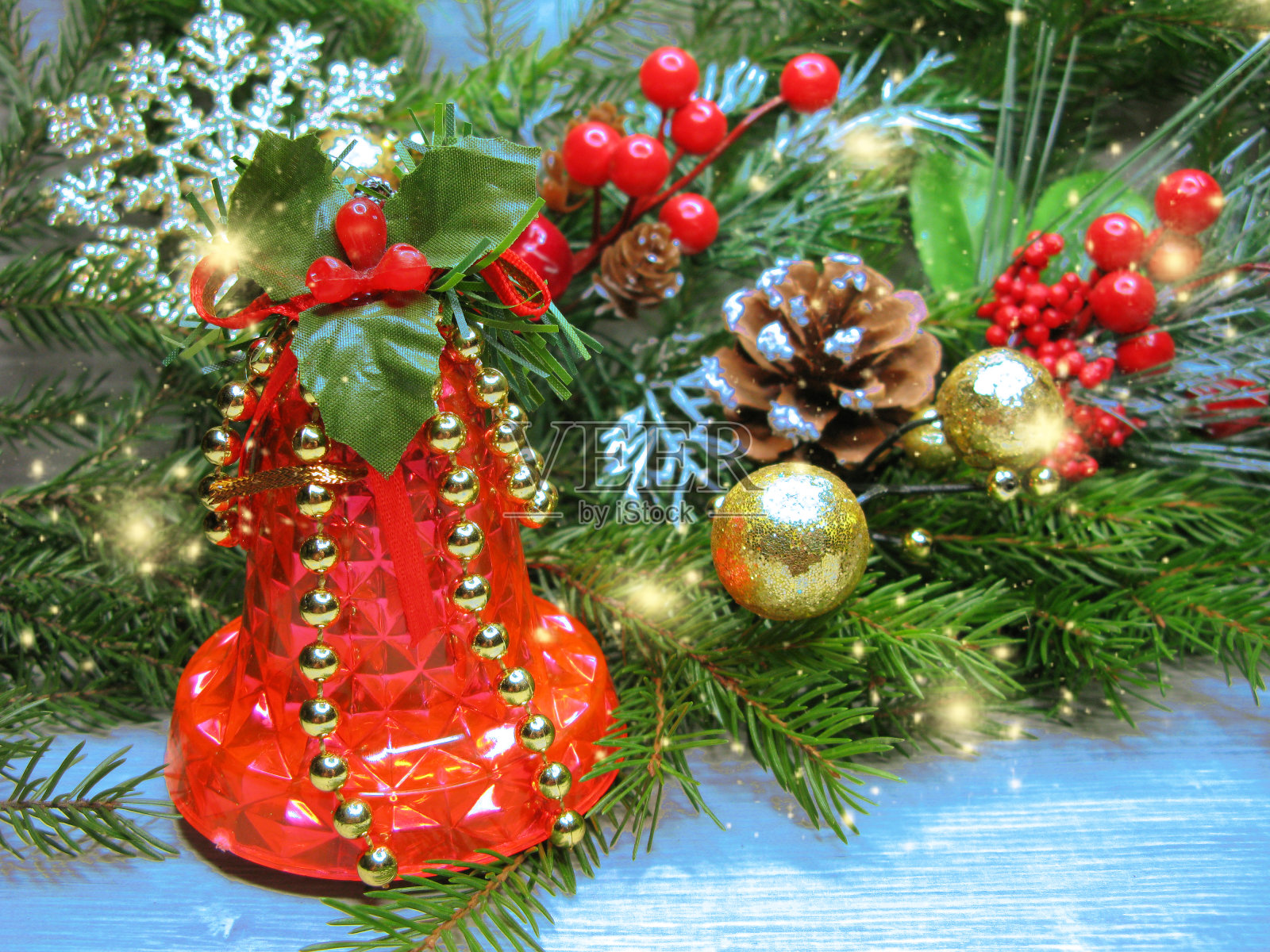 圣诞钟声的背景和锥形装饰用杉木树枝木板照片摄影图片