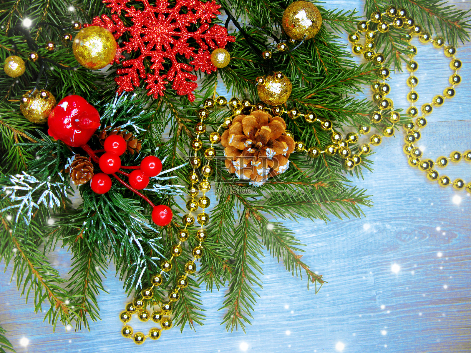 圣诞背景和圆锥体装饰用杉木树枝木板照片摄影图片