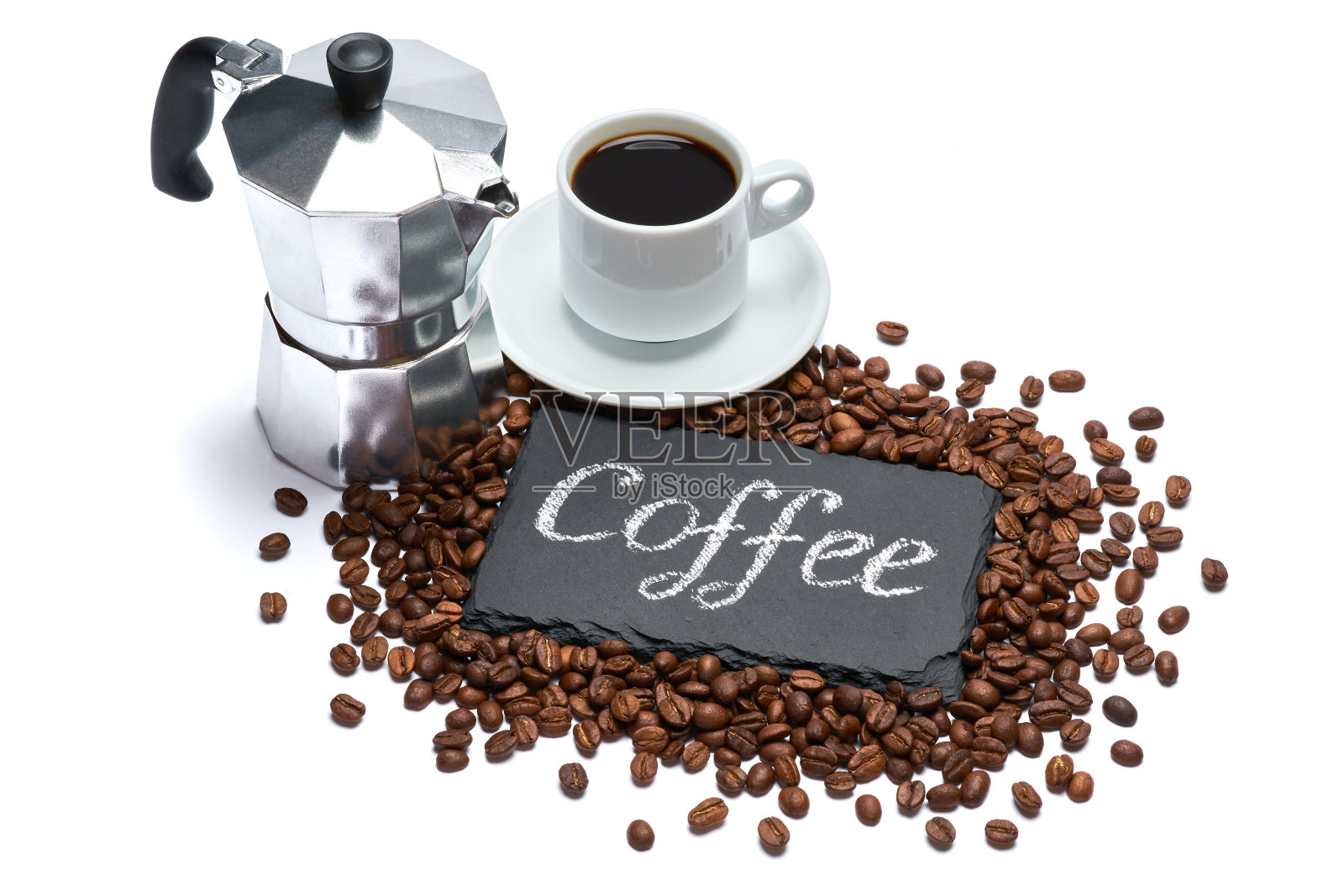 石头服务板上有粉笔手写的标志，一杯浓缩咖啡和咖啡豆在白色的背景照片摄影图片