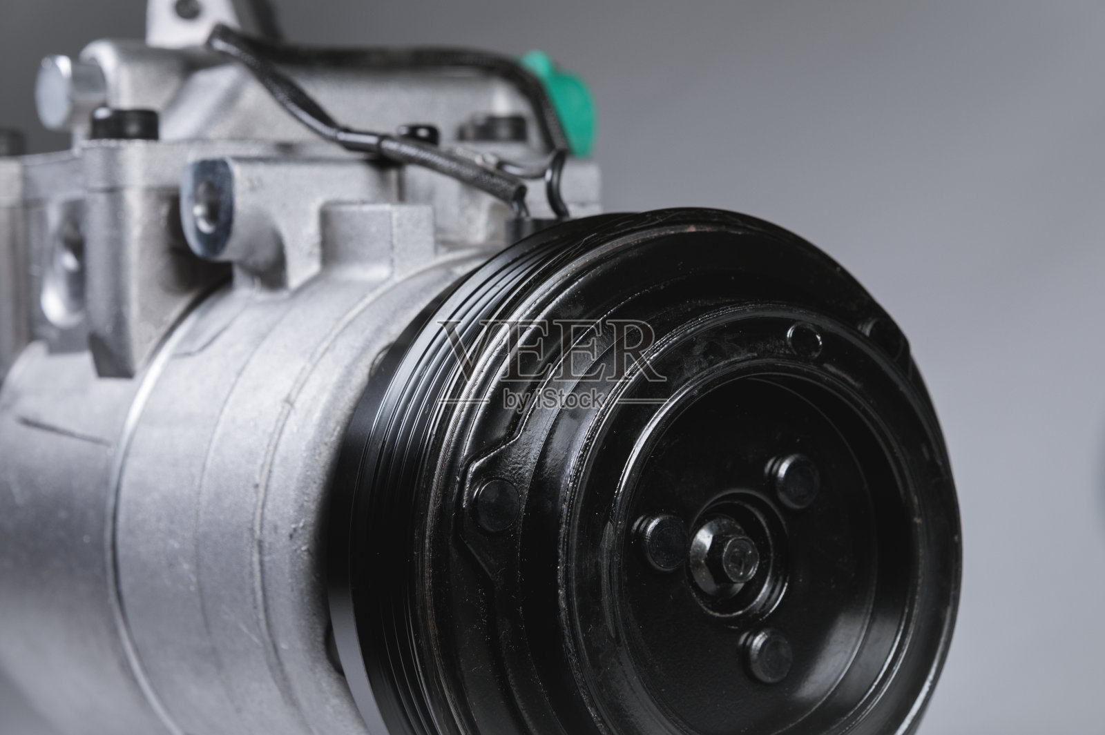 新氟利昂空调压缩机在灰色背景。复制空间展示照片摄影图片