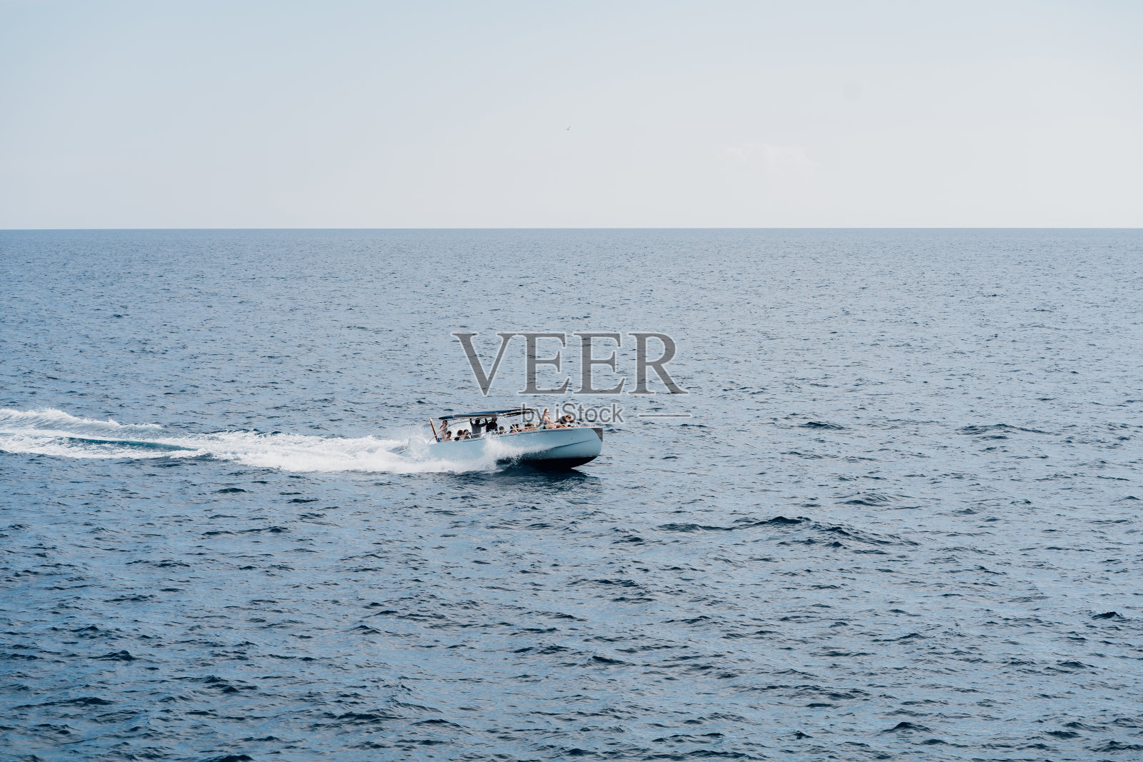 载有游客的摩托艇在公海上航行照片摄影图片