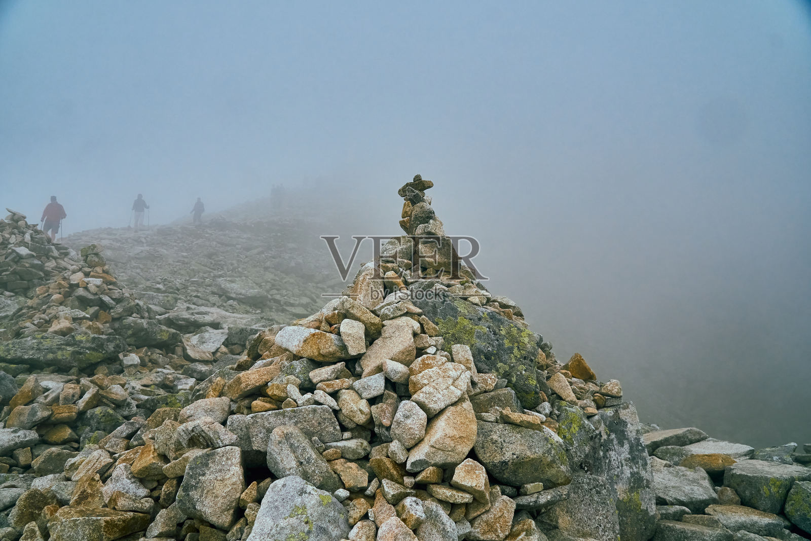 禅石，禅坐，是佛教和平的象征。塔特拉国家公园山上的美丽景色。斯洛伐克北部,欧洲。照片摄影图片