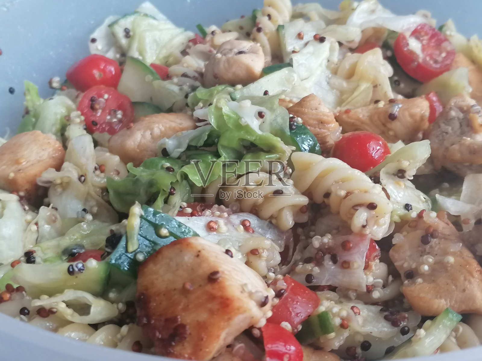 烤鸡胸肉配卷心莴苣和藜麦照片摄影图片