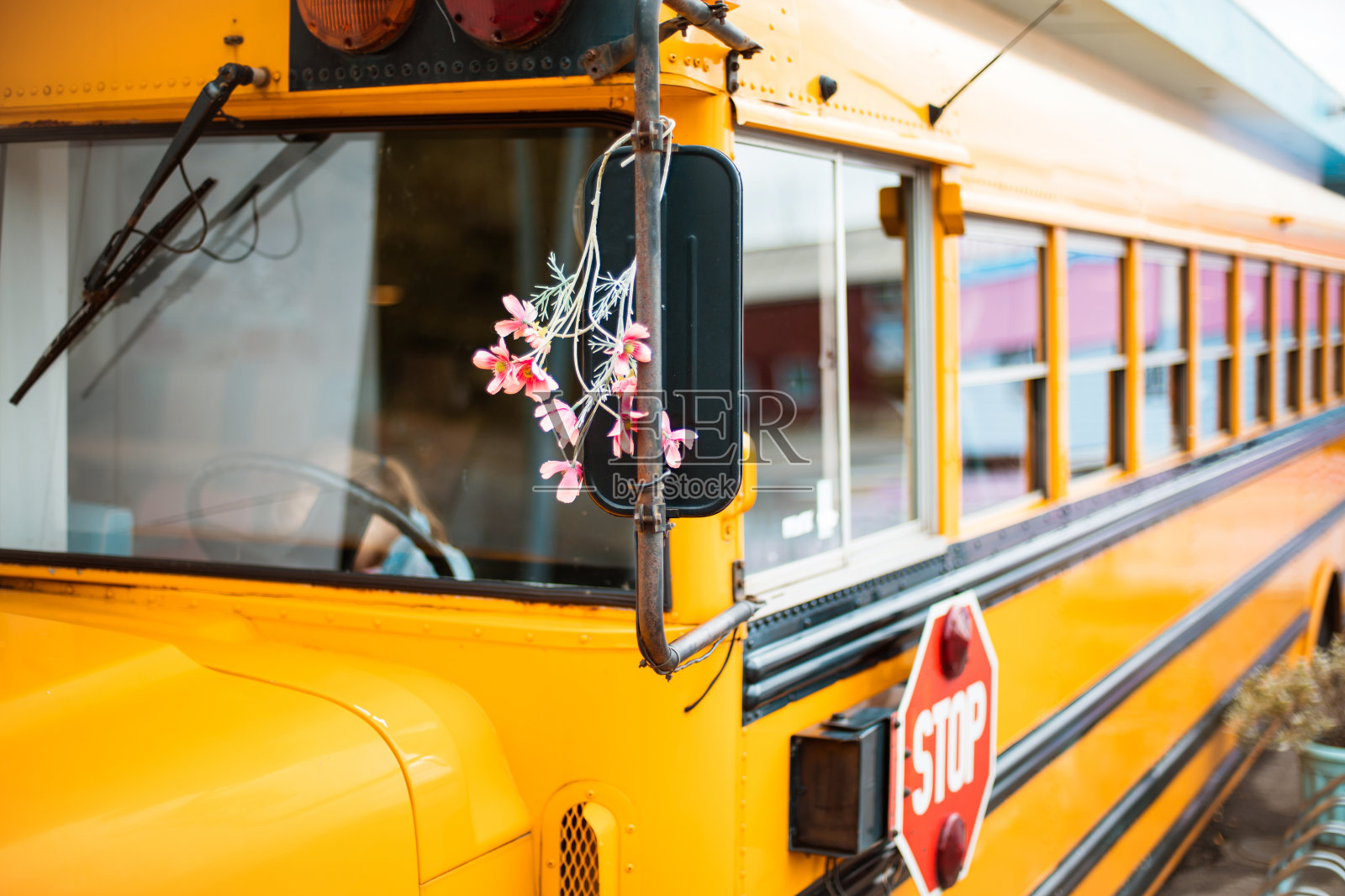 总线的细节。黄色的公共汽车。关闭了。照片摄影图片