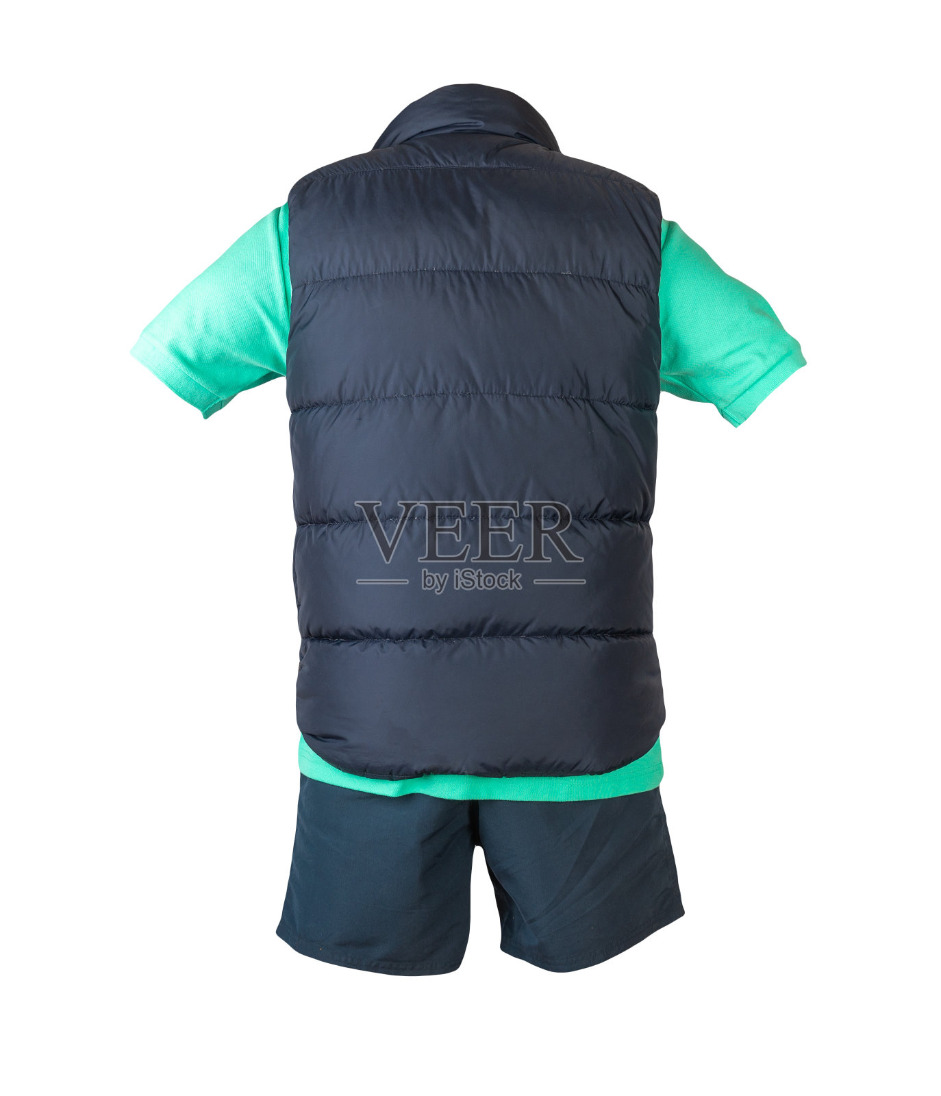 深蓝色无袖上衣，纽扣领t恤和运动短裤，孤立在白色背景下。现在的衣服在凉爽的天气穿照片摄影图片