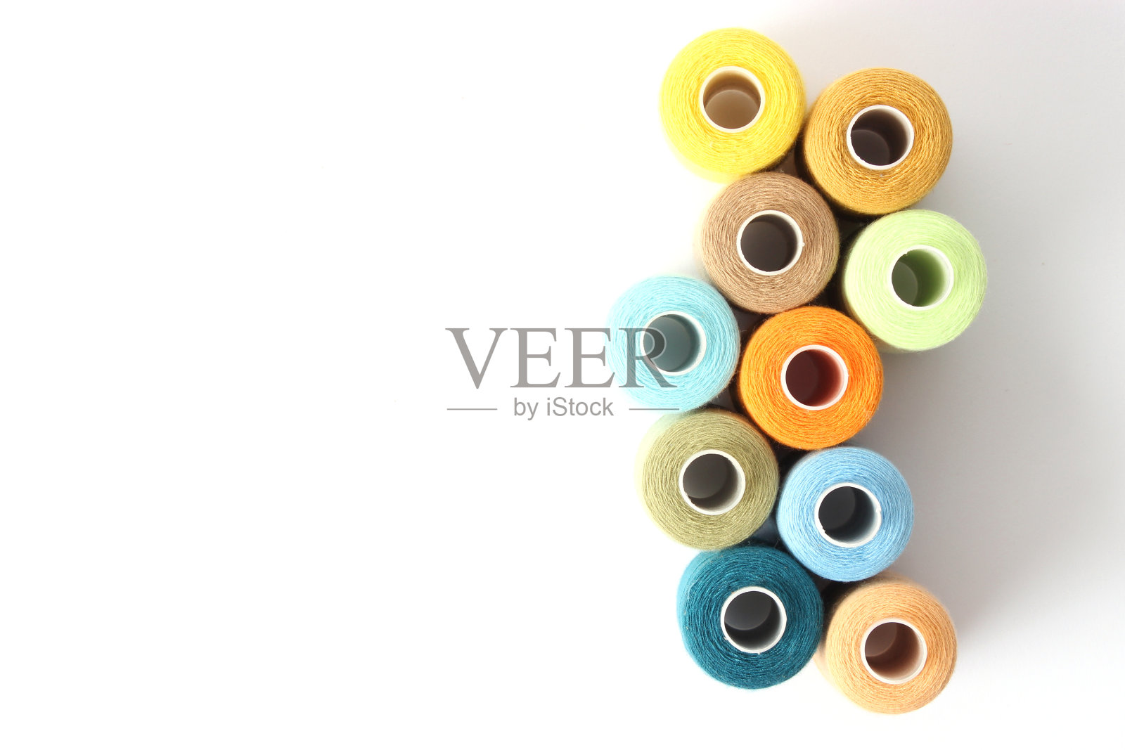 缝纫线和针线活的特写。缝纫配件照片摄影图片