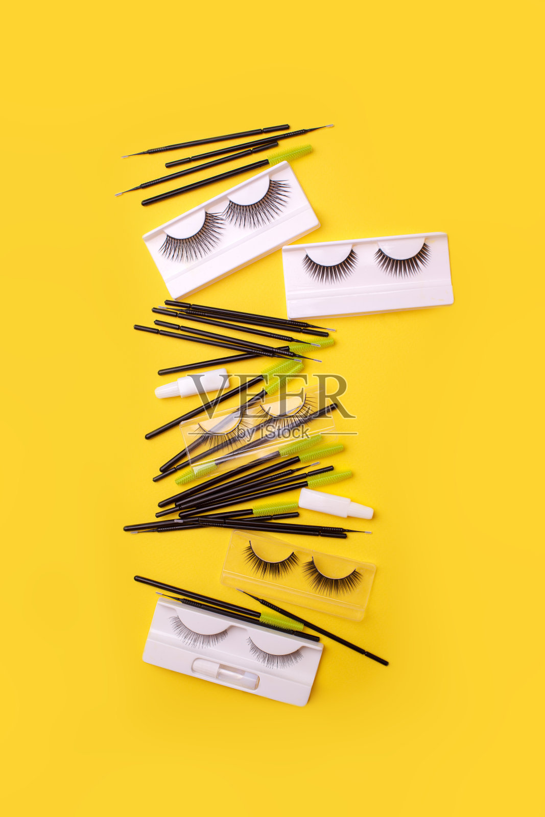 集黑色假睫毛于时尚亮黄色背景，睫毛师概念，美容师行业，美容院宣传单，优惠券，简约时尚卡，复制空间照片摄影图片