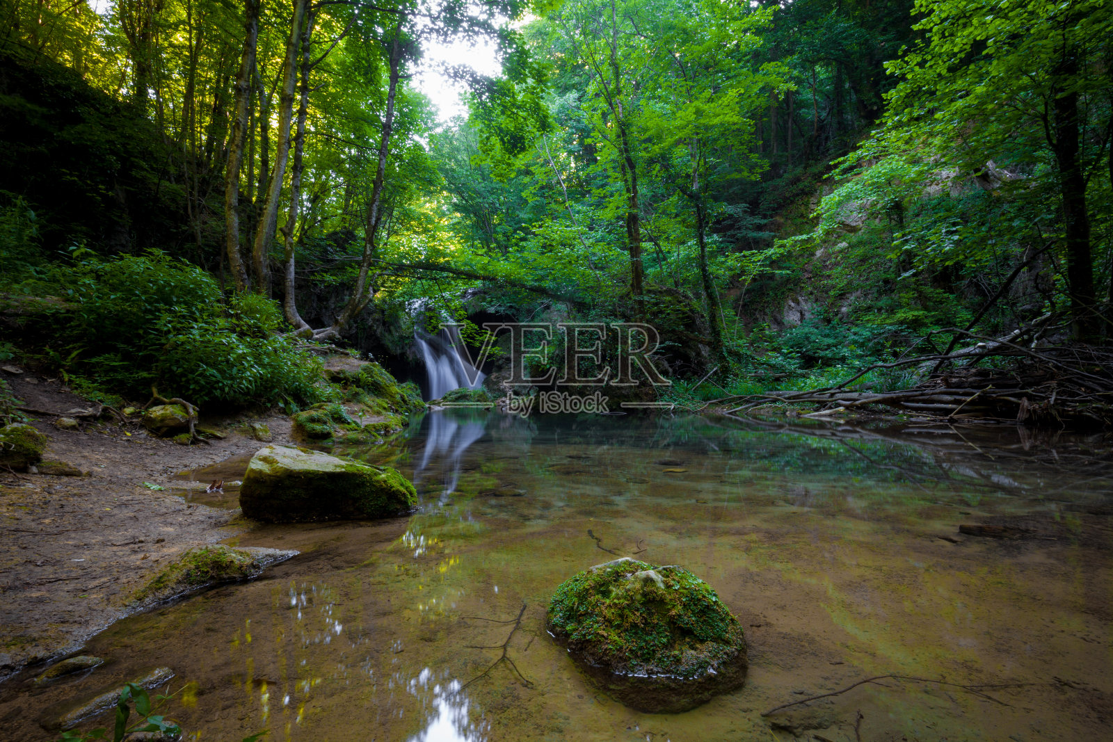 阿瓦路阿瀑布汉蒂莱国家公园卡洛斯塞弗林罗马尼亚照片摄影图片