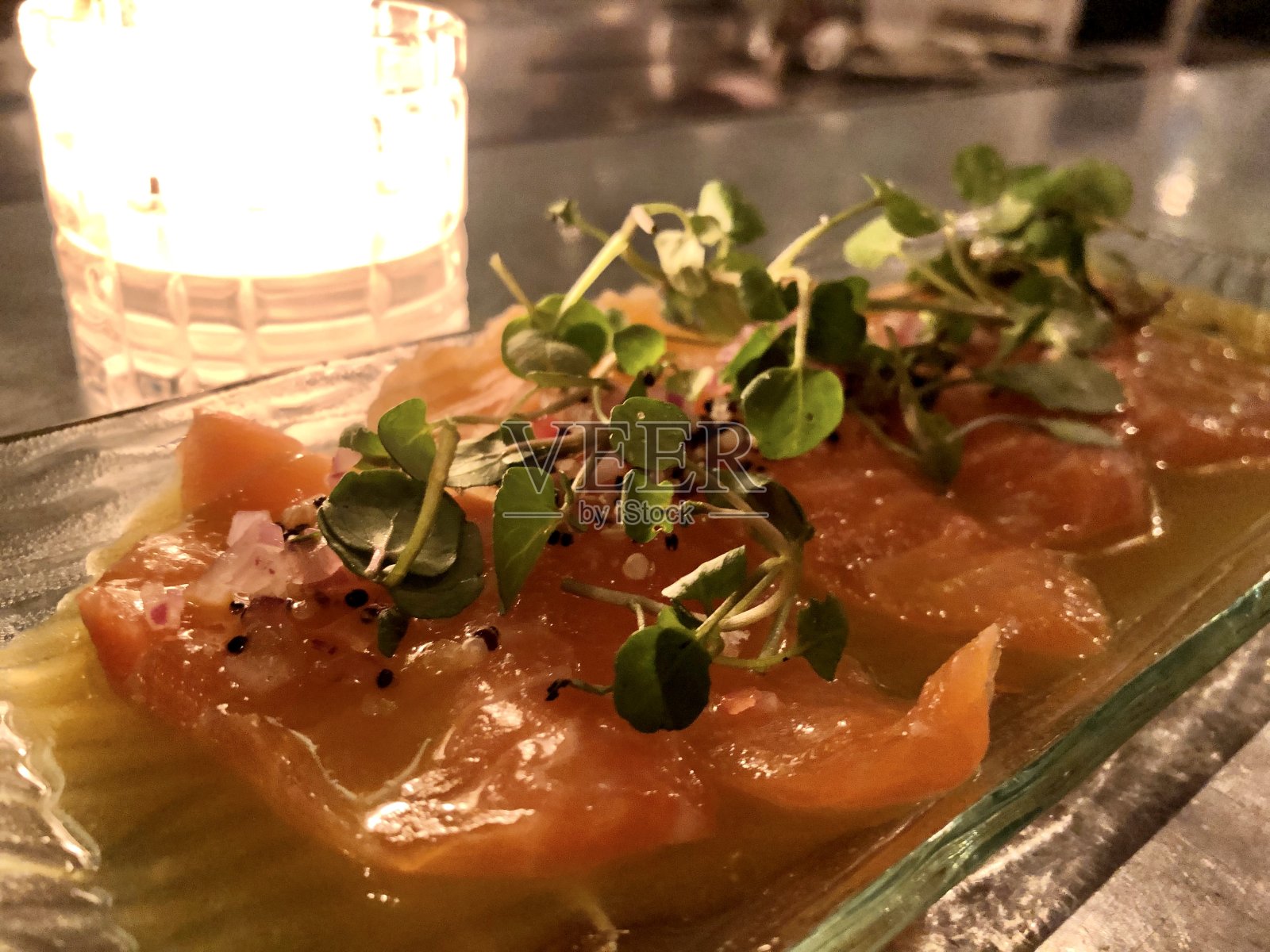 辣辣鱼，三文鱼生鱼片配百香果酱和香草照片摄影图片