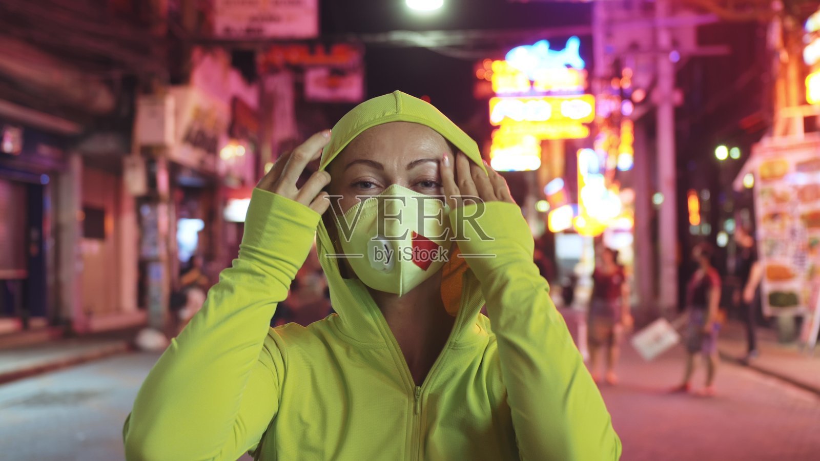 女人近距离看白种人在芭堤雅步行街戴着防护医疗口罩。锁定检疫隔离。冠状病毒covid-19。照片摄影图片