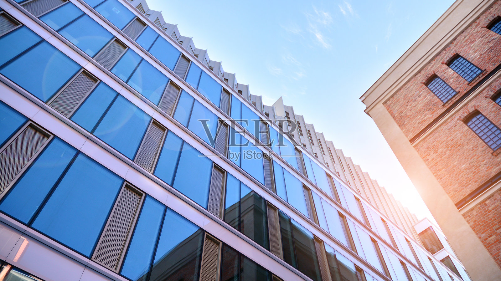 翻新红砖建筑和现代办公建筑。照片摄影图片