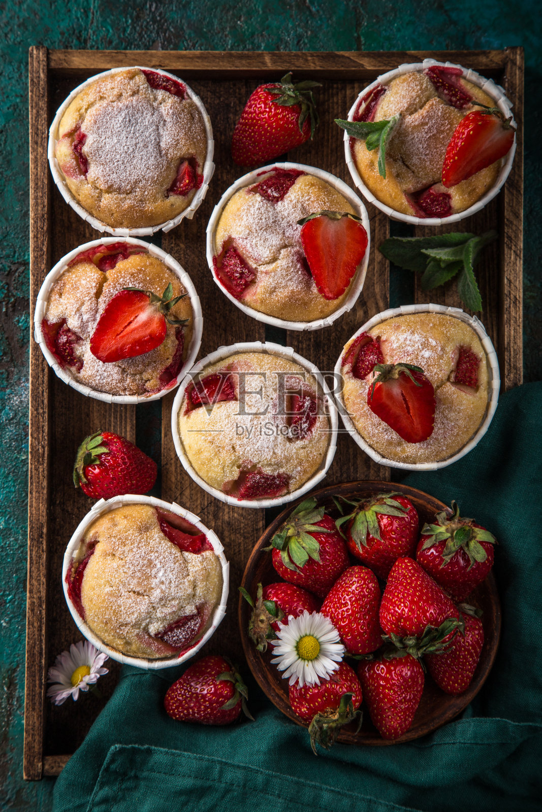 草莓纸杯蛋糕配新鲜浆果照片摄影图片