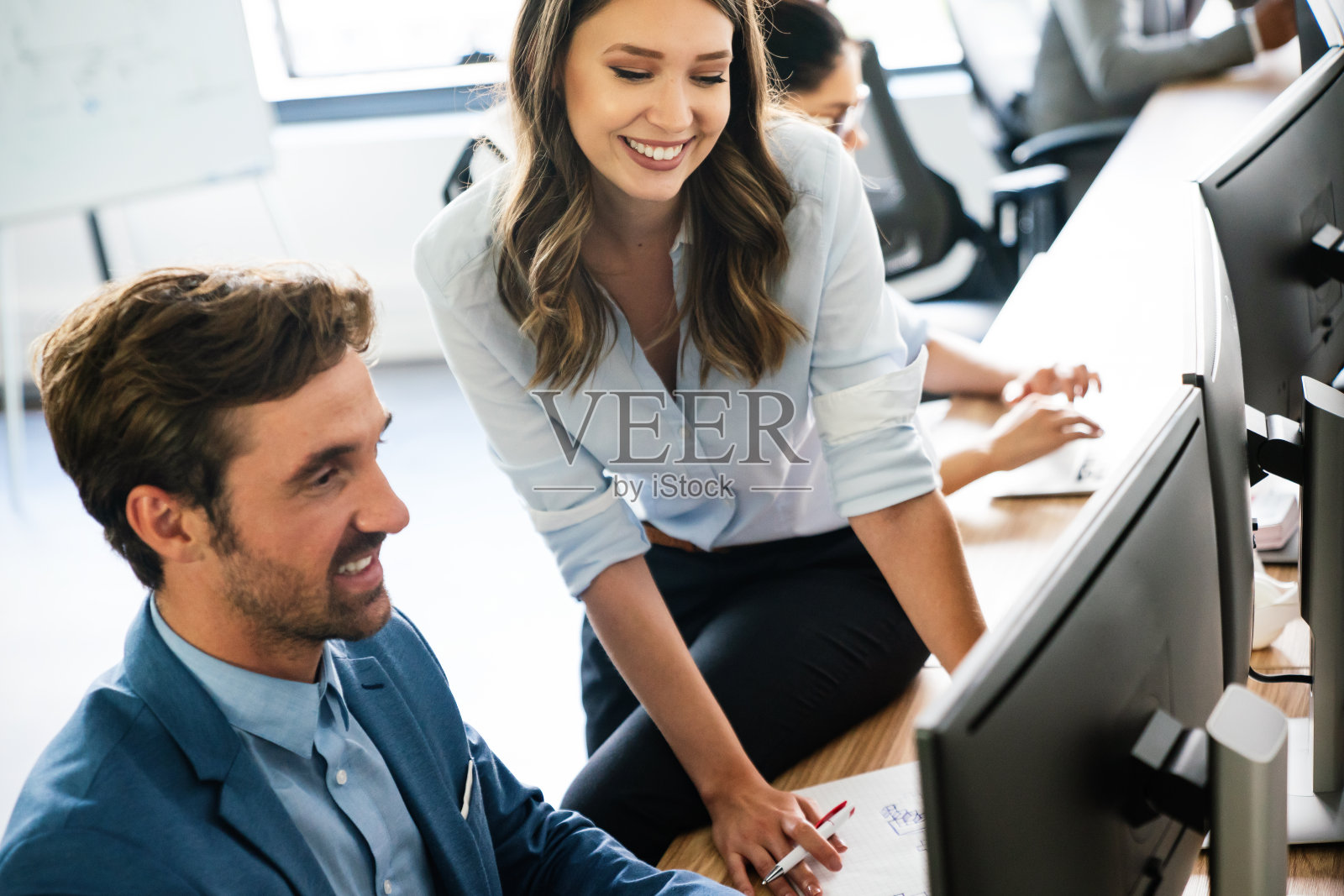 快乐的商务人士在工作场所享受和聊天照片摄影图片