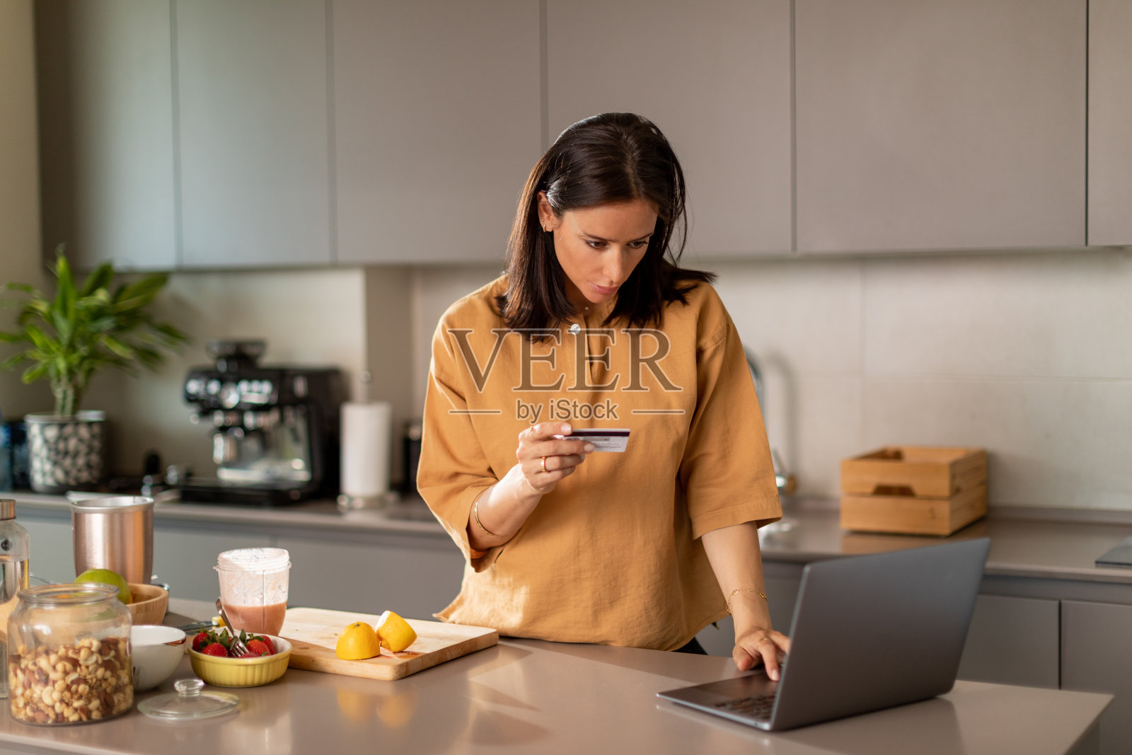 年轻的白人孕妇使用信用卡照片摄影图片