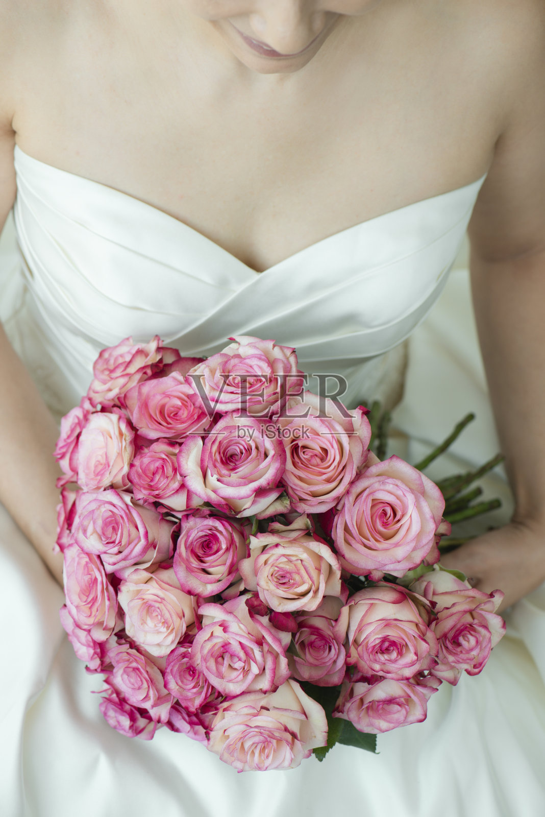 新娘和粉红玫瑰照片摄影图片