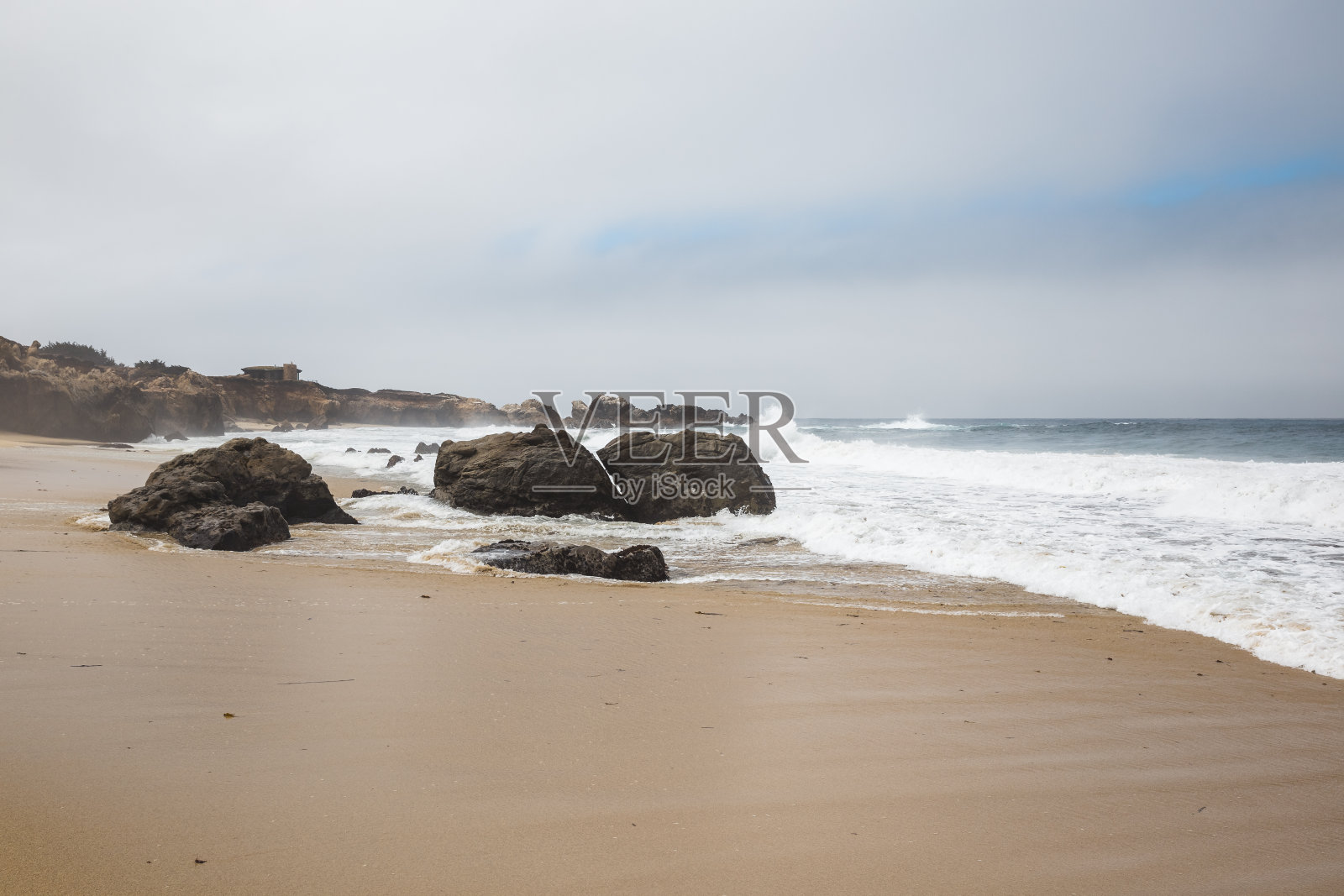 加州大苏尔，海浪拍打着海滩上的岩石照片摄影图片