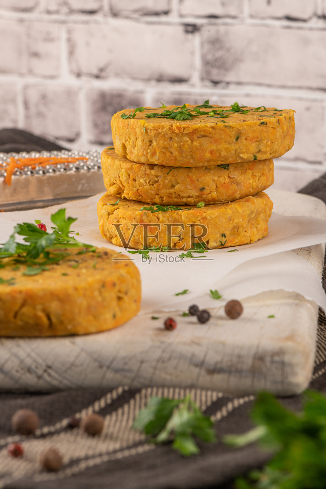 厨房台面上有鹰嘴豆、蔬菜和欧芹叶的生蔬菜汉堡照片摄影图片