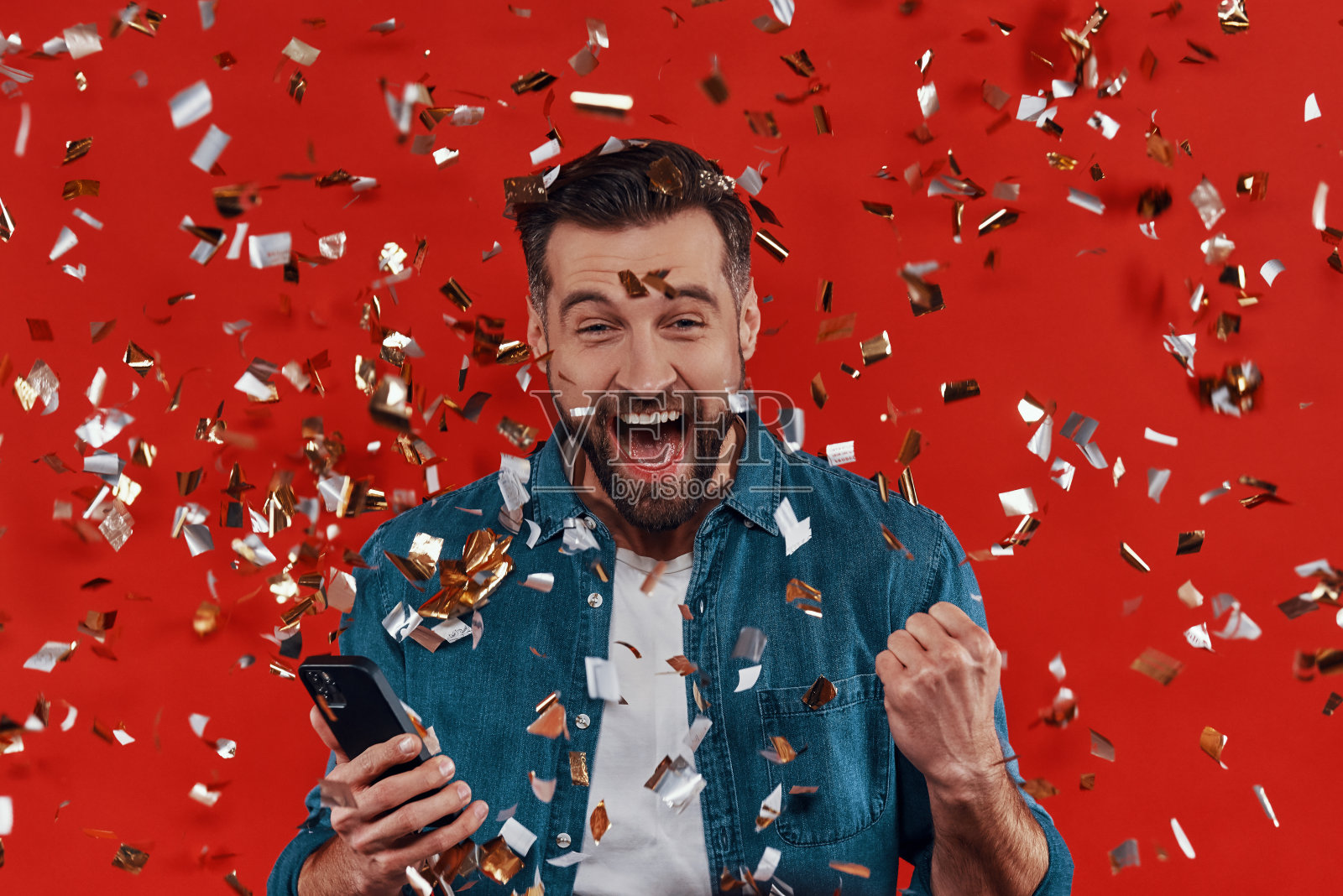 快乐的年轻人穿着休闲的衣服照片摄影图片