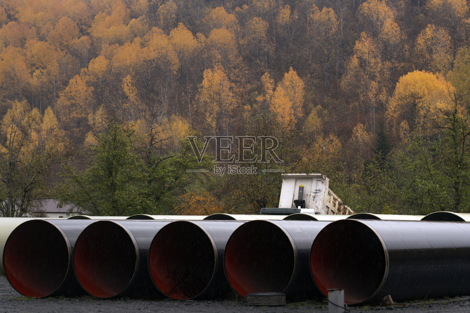 金属管前面的多色树背景。照片摄影图片