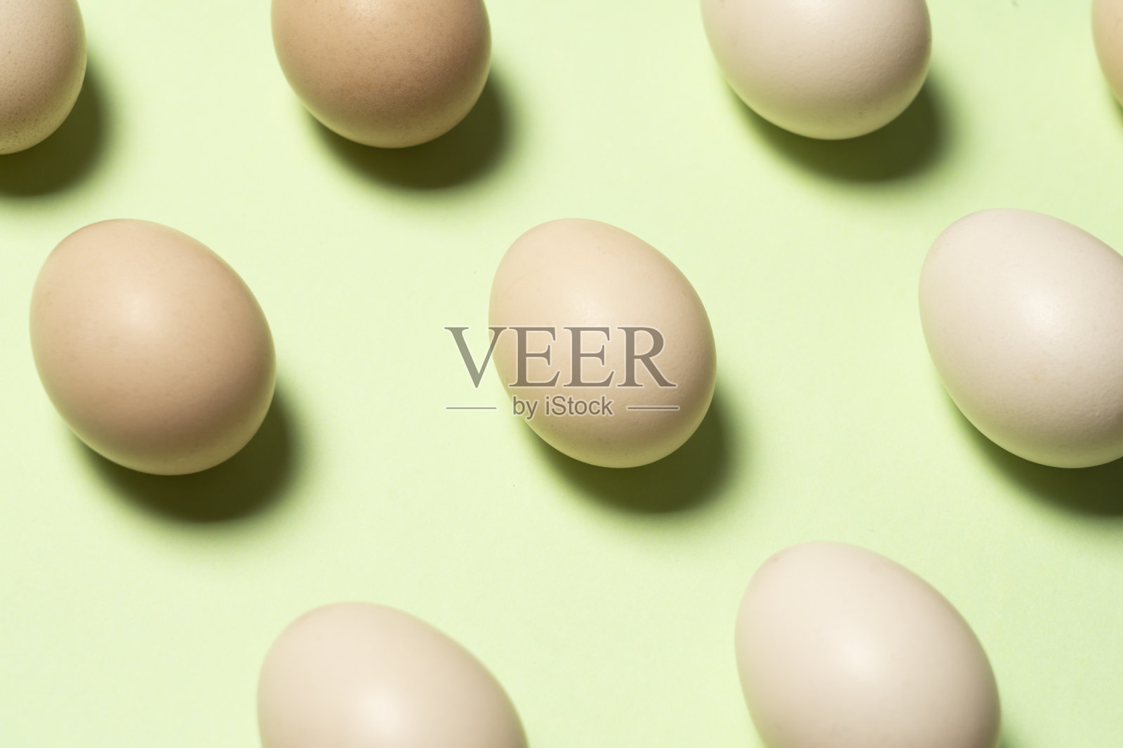 绿色背景上的新鲜鸡蛋，俯视图照片摄影图片