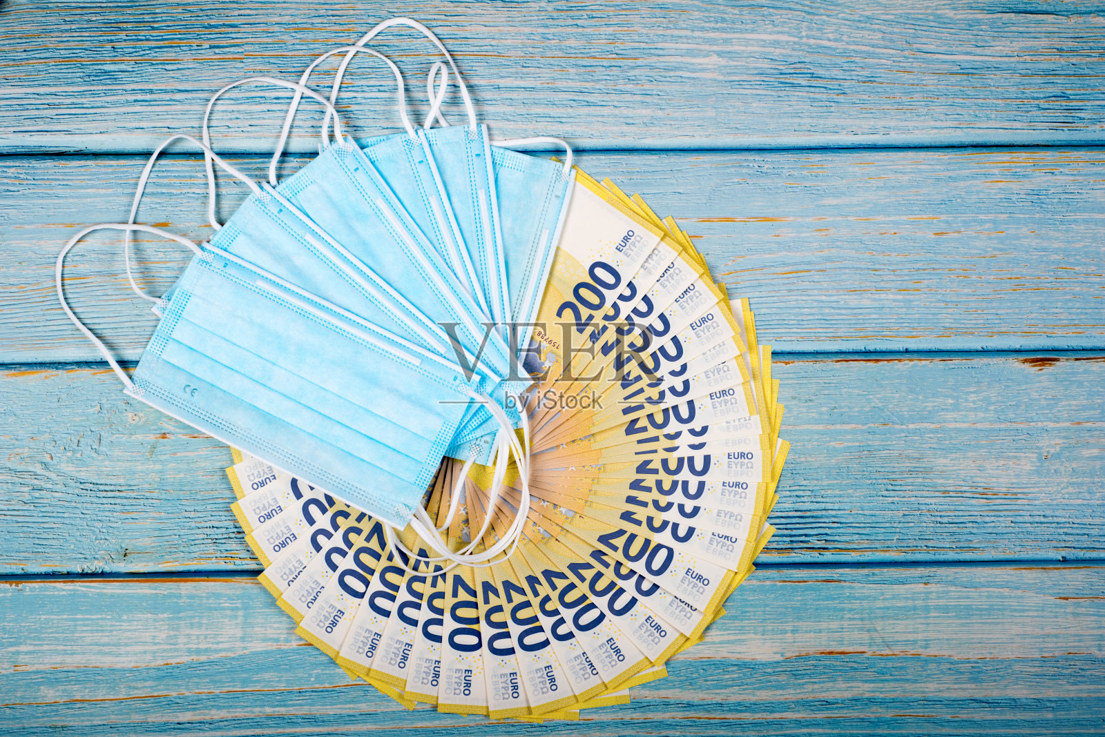 200欧元钞票，上面印有冠状病毒口罩-药品价格符号照片摄影图片