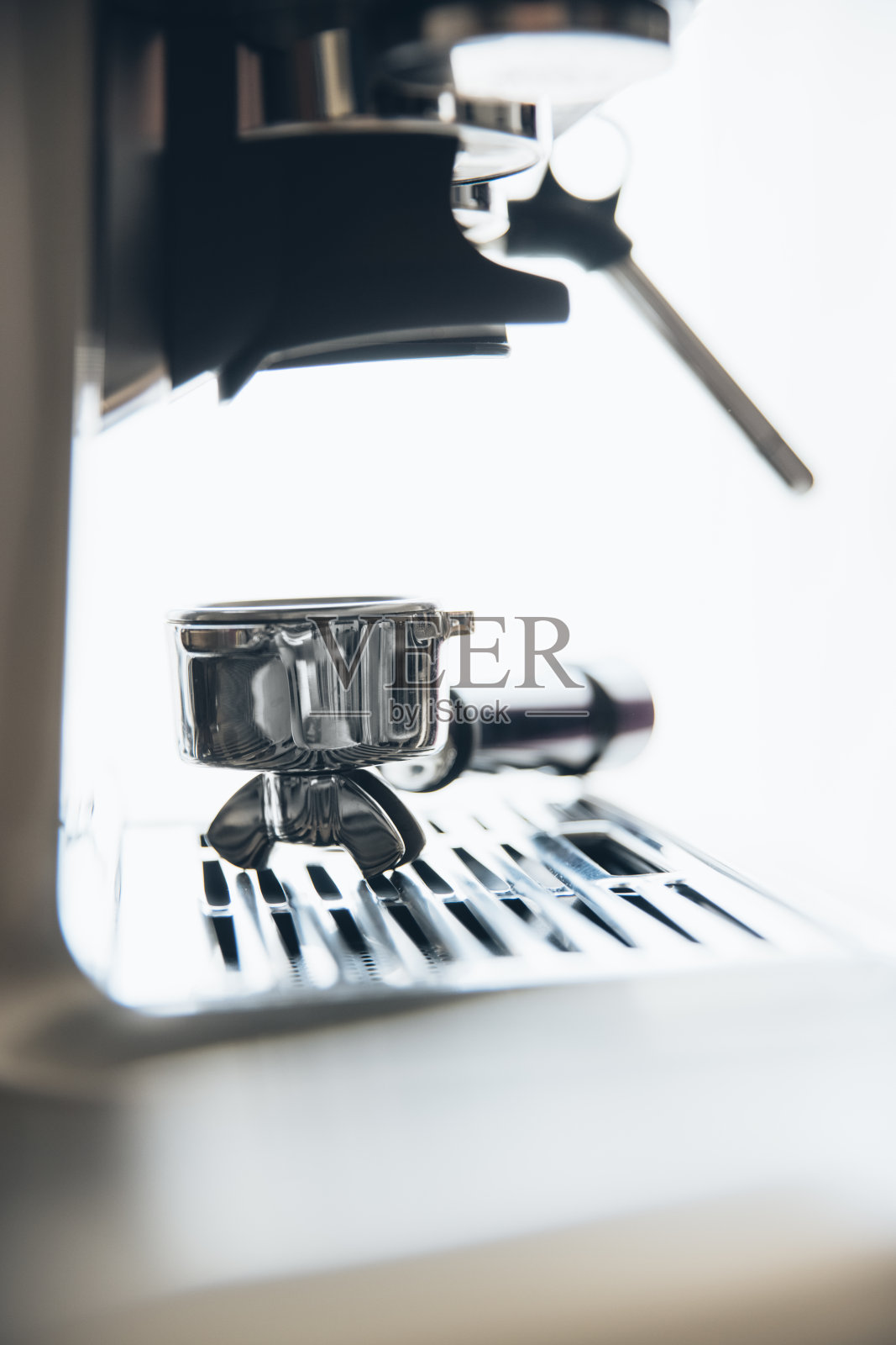 咖啡豆由咖啡研磨机过滤照片摄影图片