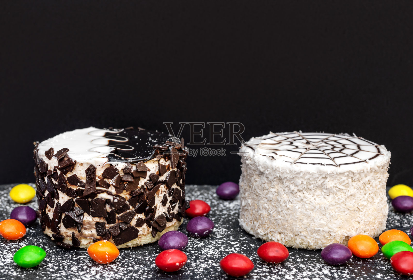 两个带糖果的小蛋糕。照片摄影图片