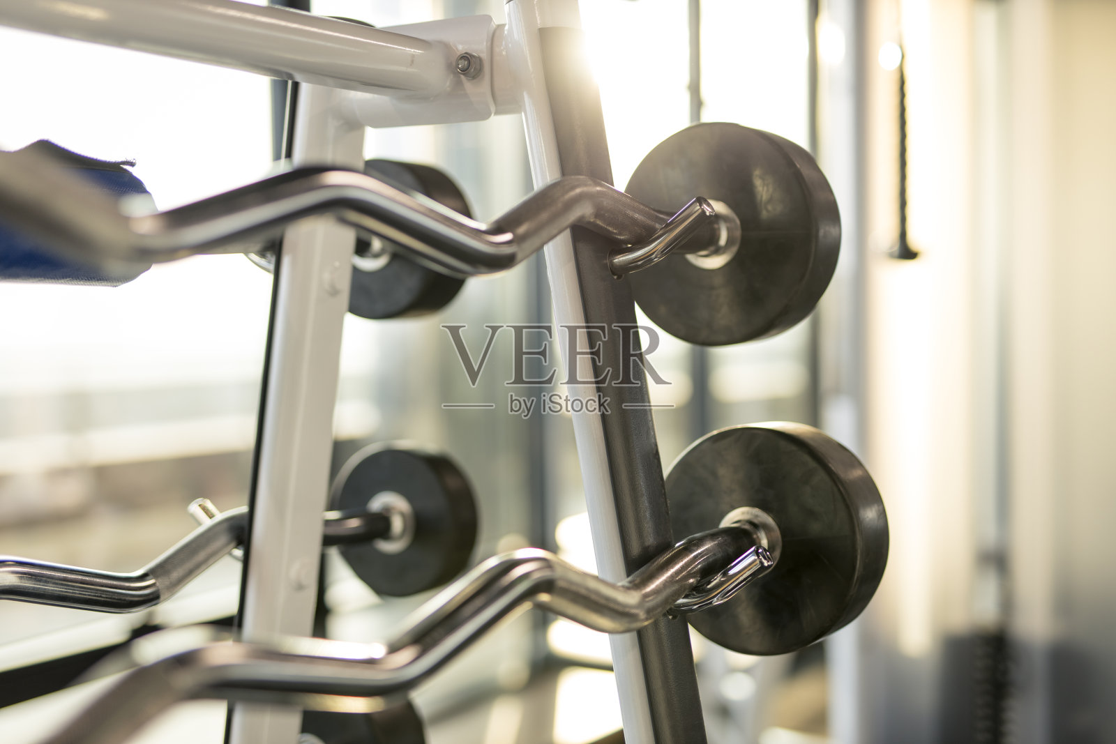 在健身房努力工作照片摄影图片