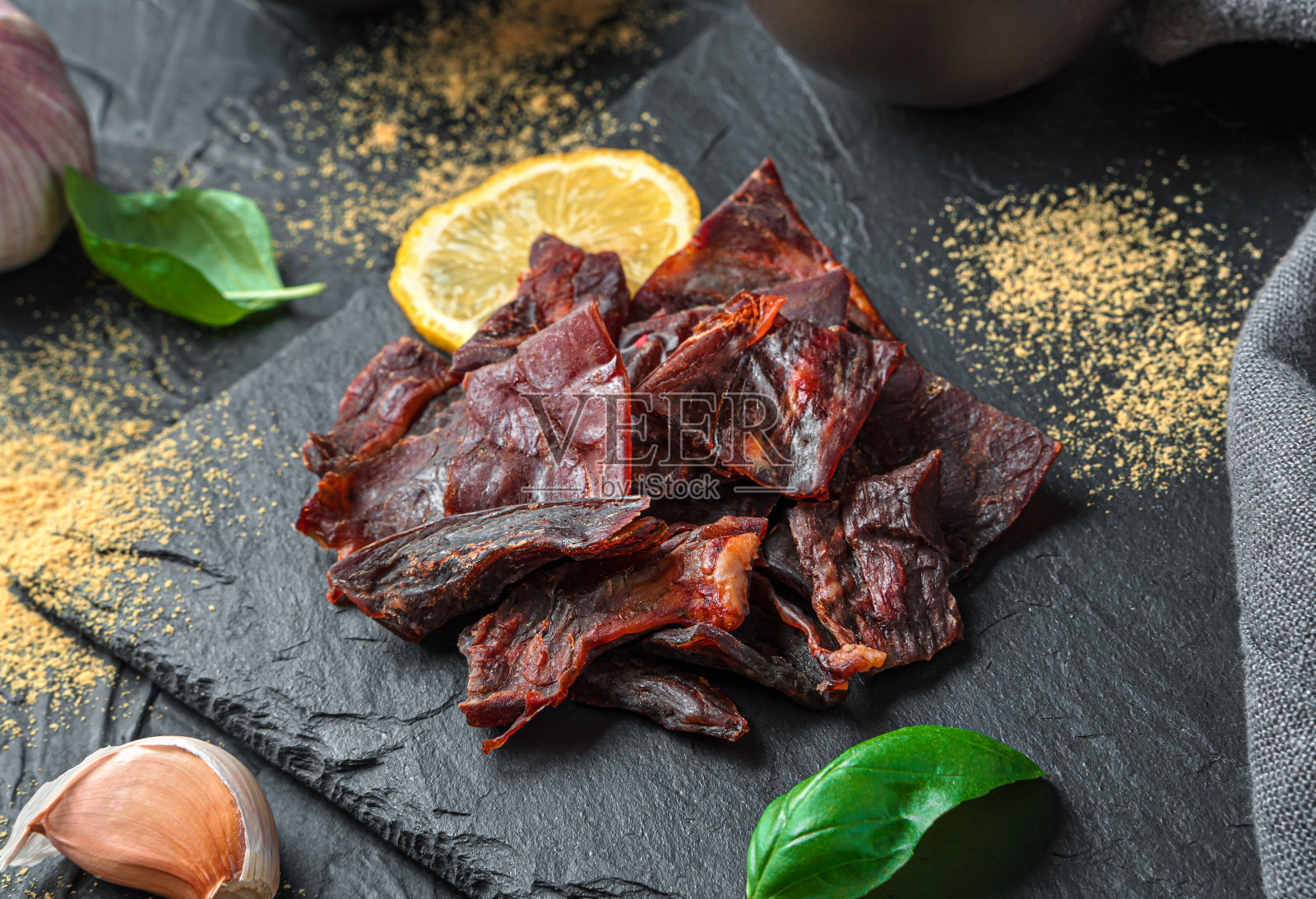 黑底牛肉干，香料和柠檬照片摄影图片