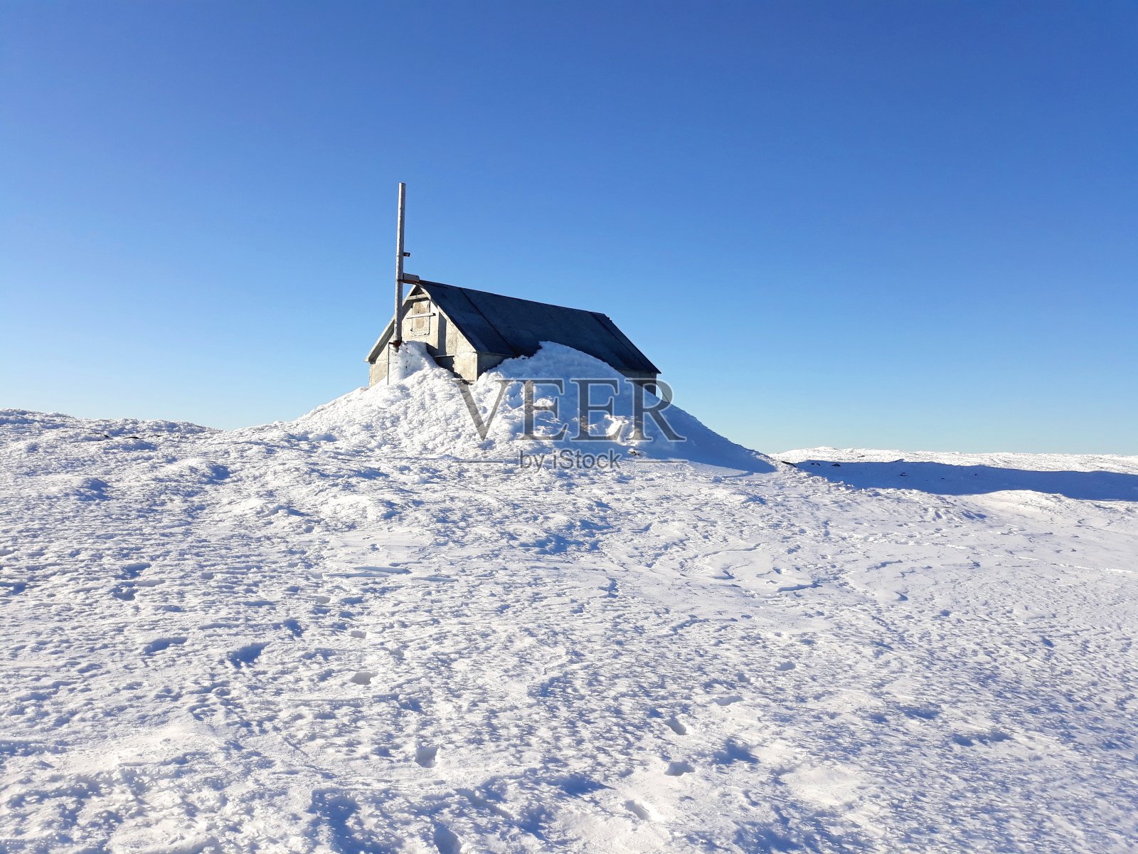 埋在雪中的小木屋照片摄影图片