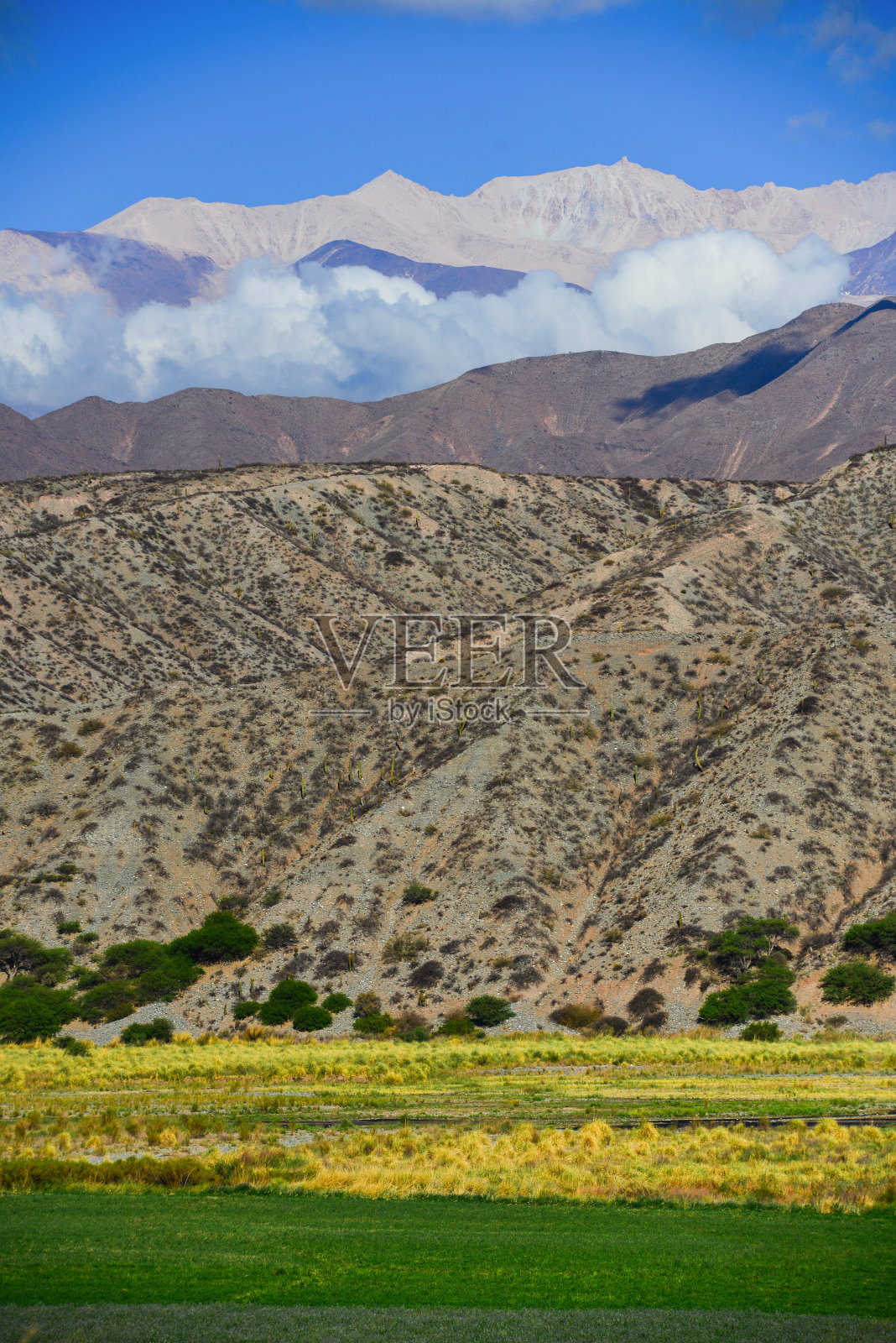 位于萨尔塔的安第斯山麓和山脉照片摄影图片