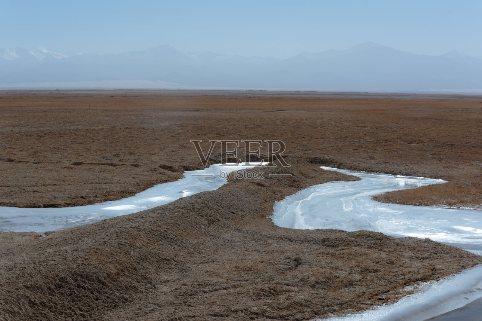 荒野中的一条结冰的小溪照片摄影图片