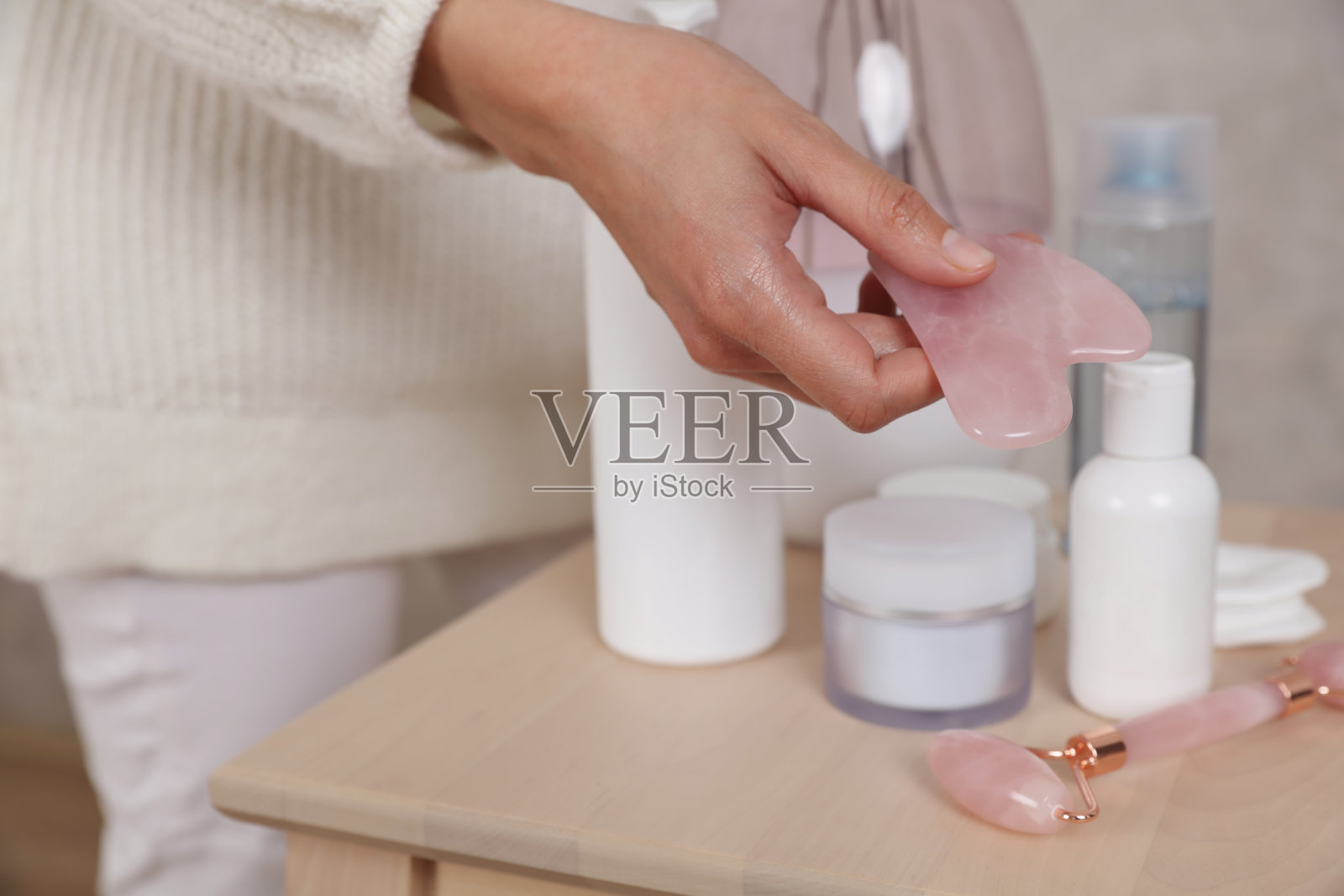 每日健康美容常规。护肤产品乳液、爽肤水、乳霜。、玉石、滚筒。面部和身体护理在家的概念照片摄影图片