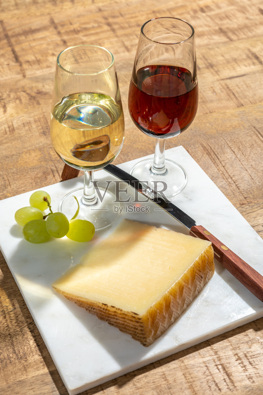 奶酪收藏，拉曼查地区用羊奶和雪利酒制作的西班牙硬曼彻格奶酪照片摄影图片