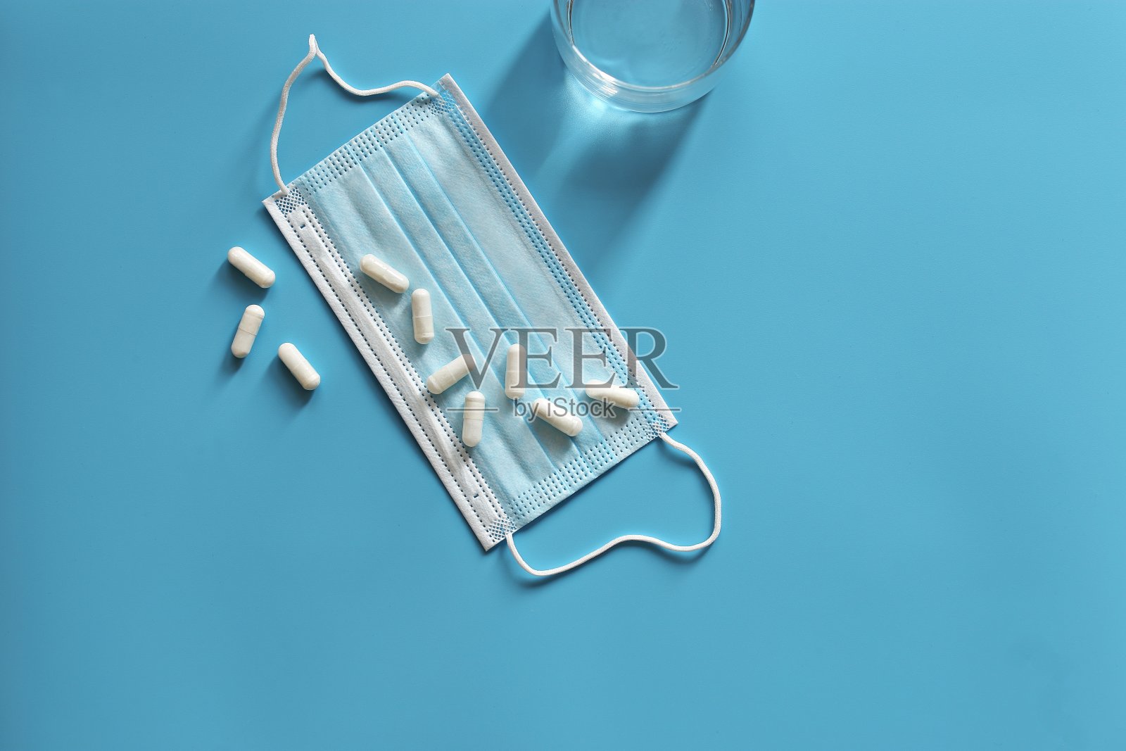 典型的三层外科口罩，带橡胶耳带。维生素和suplements。照片摄影图片