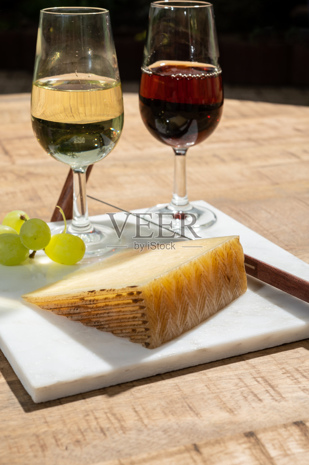 奶酪收藏，拉曼查地区用羊奶和雪利酒制作的西班牙硬曼彻格奶酪照片摄影图片