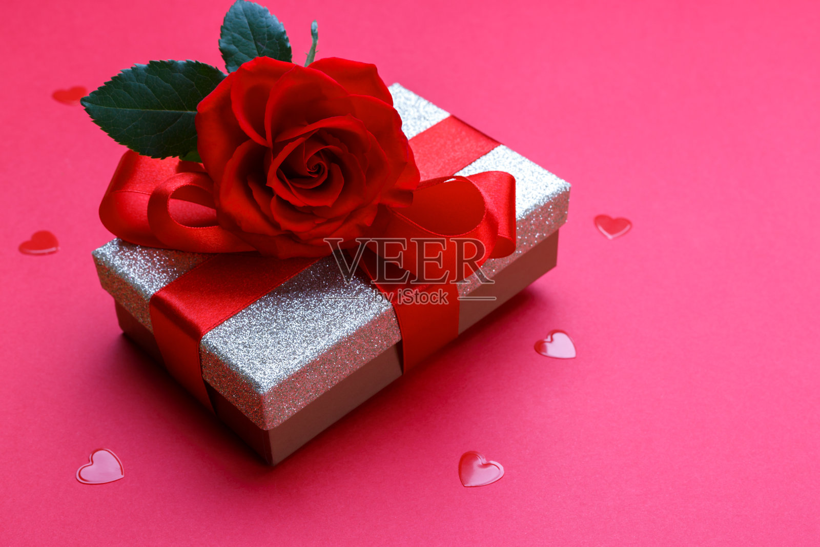 金色的玫瑰礼盒照片摄影图片