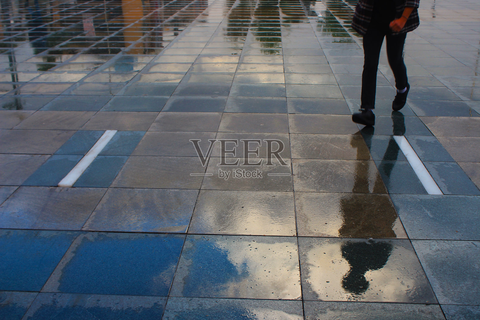 轮廓和行走的人们照片摄影图片