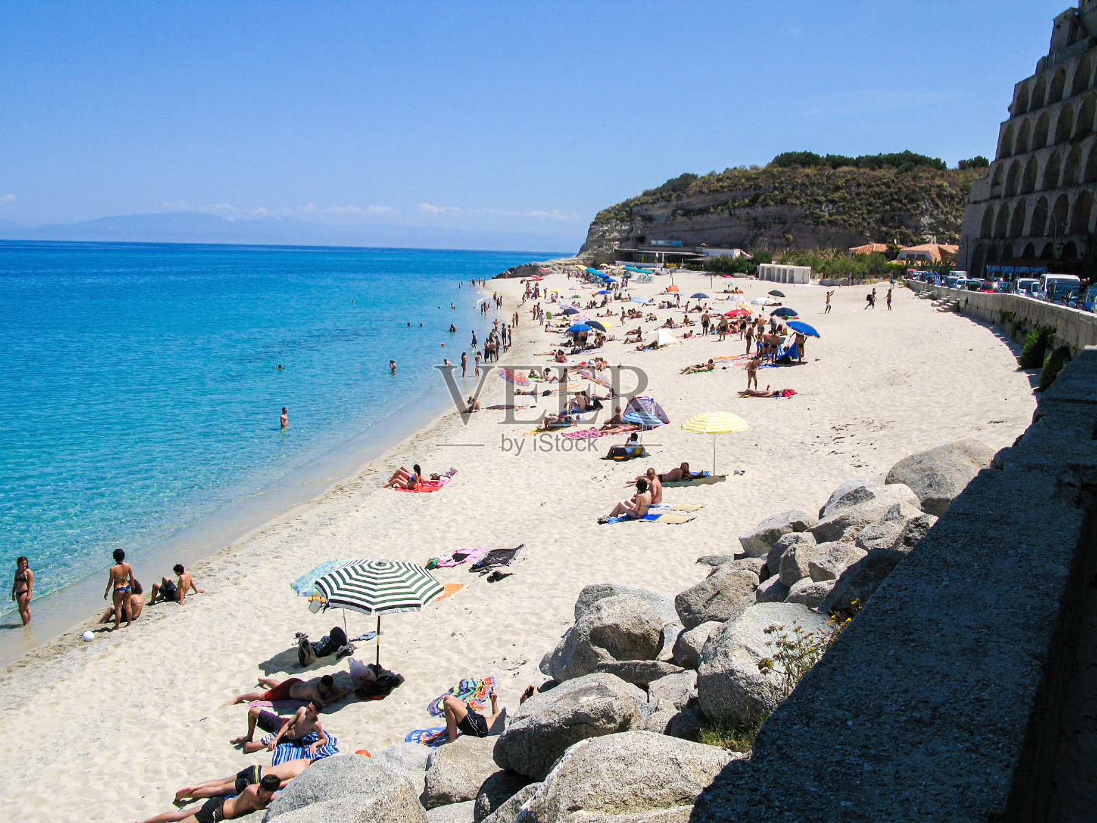 海岸线有沙滩，白色的沙子和蓝色的大海。意大利卡拉布里亚赞布罗内维博瓦伦西亚市。照片摄影图片