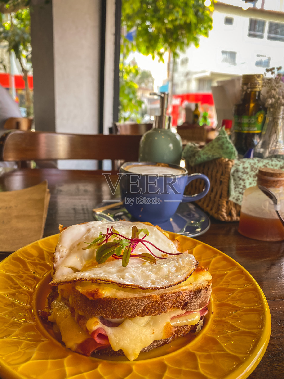 早午餐早餐桌上照片摄影图片