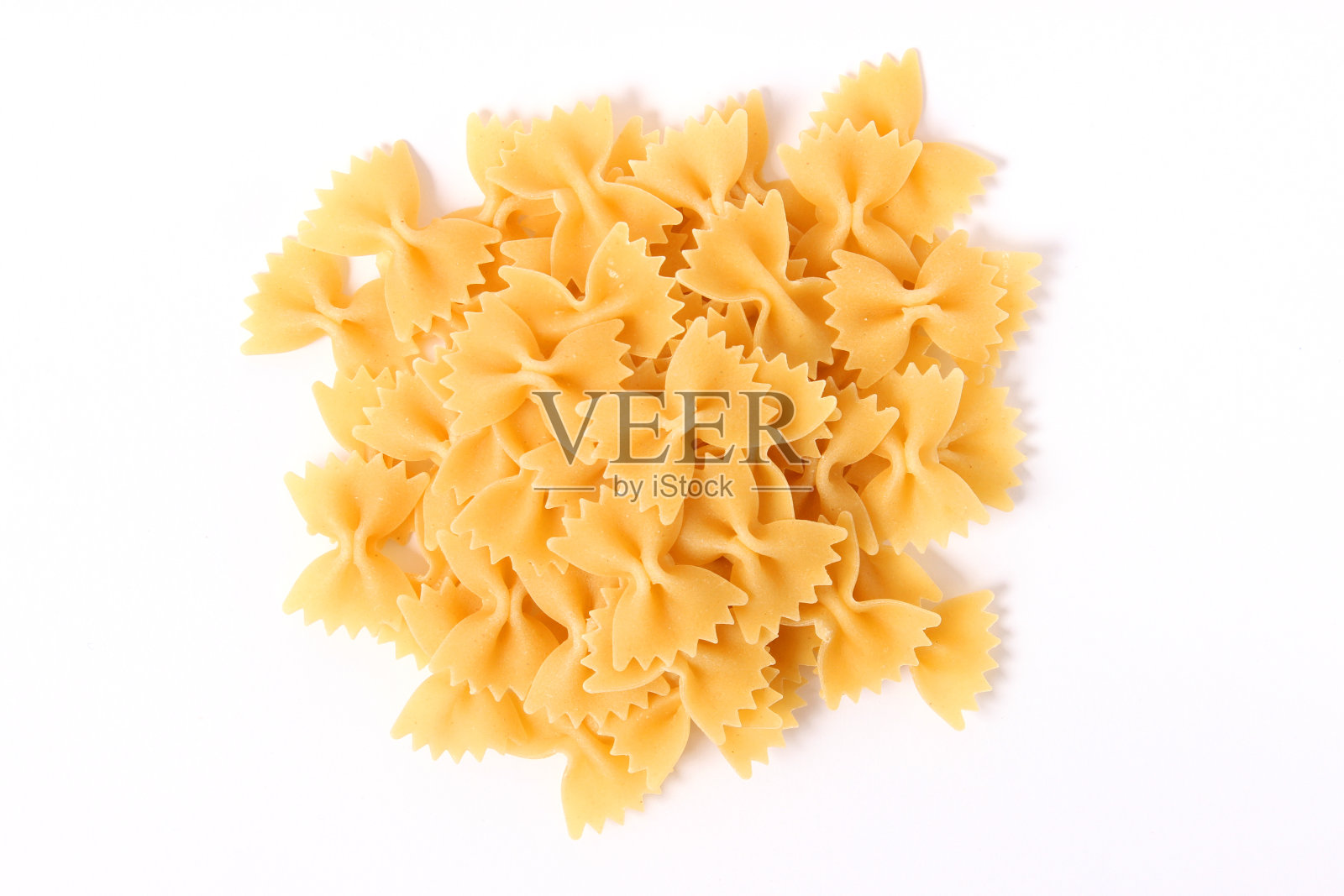 白色背景上孤立的意大利面照片摄影图片